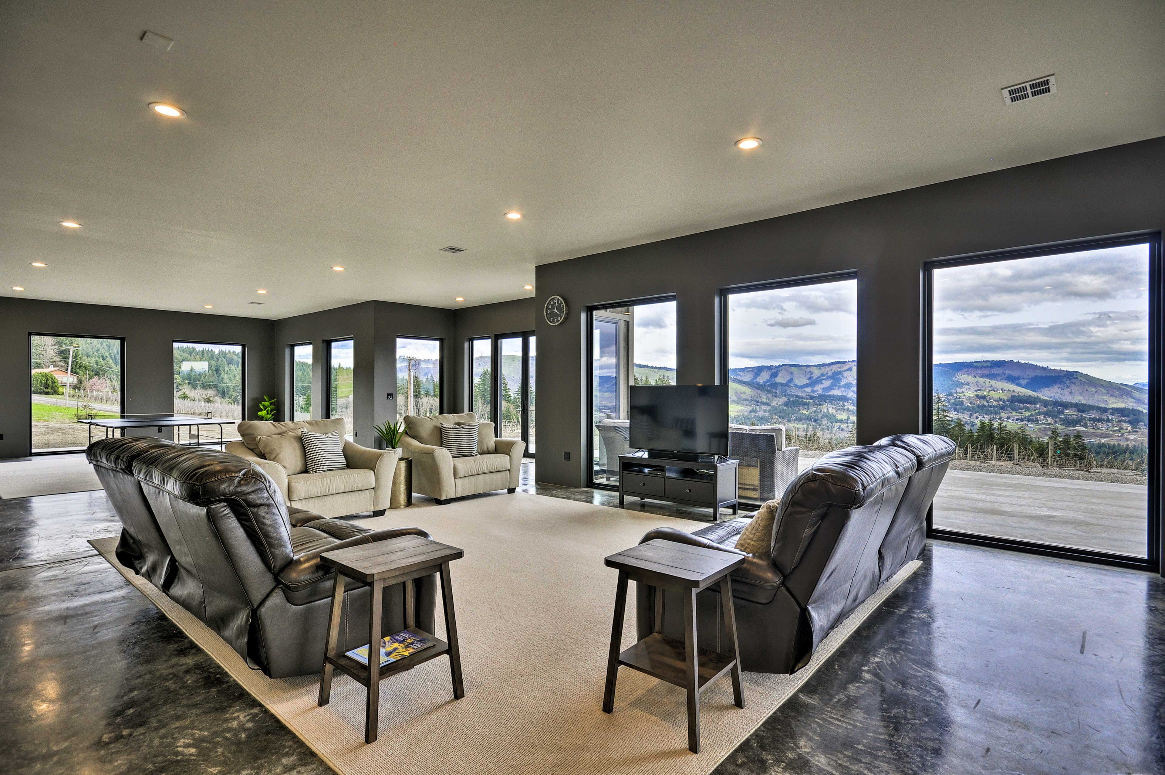Property Image 1 - Luxury Home w/ Views - 5 Min to Columbia River