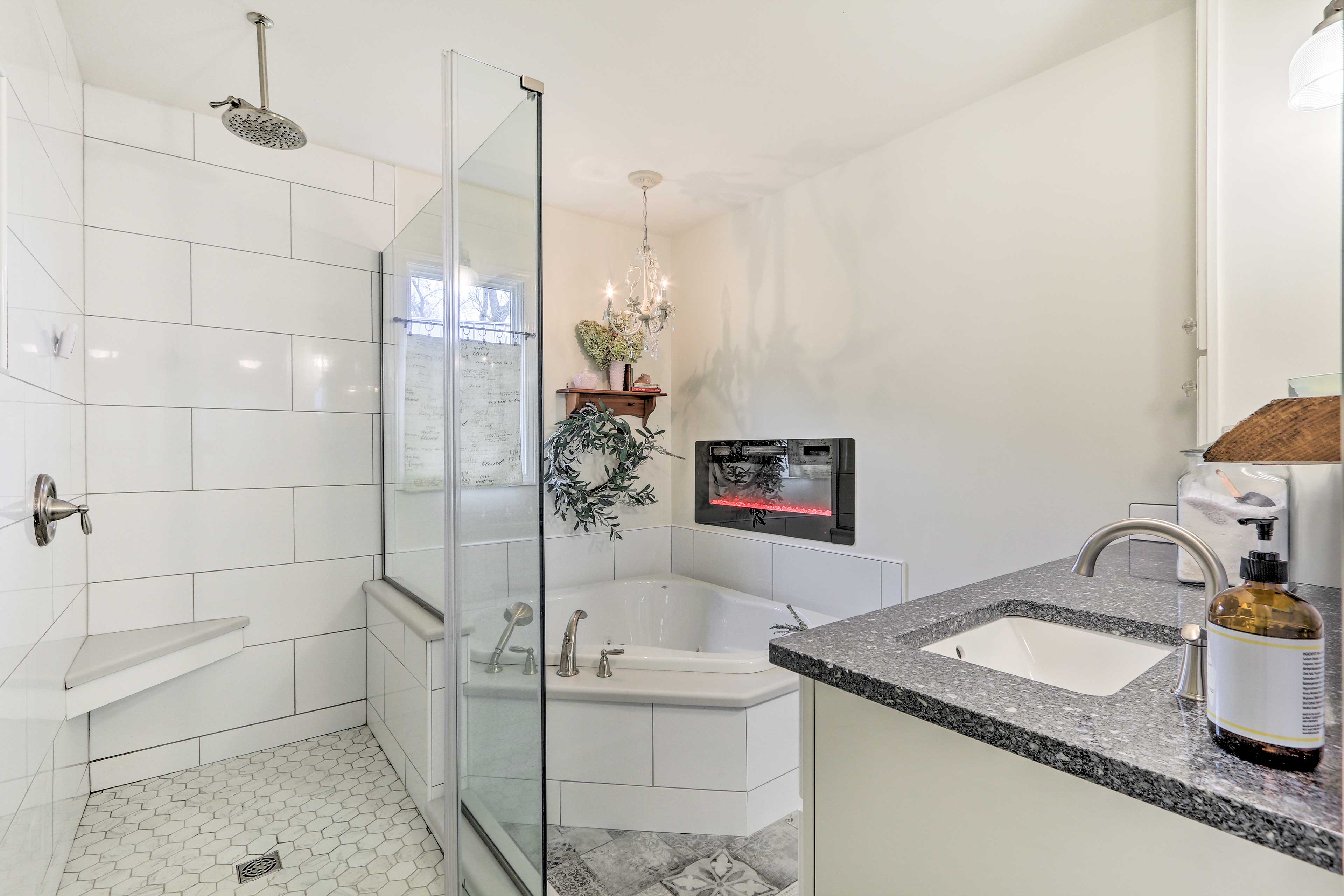 Riverfront Zanesville Getaway w/ Private Bar!