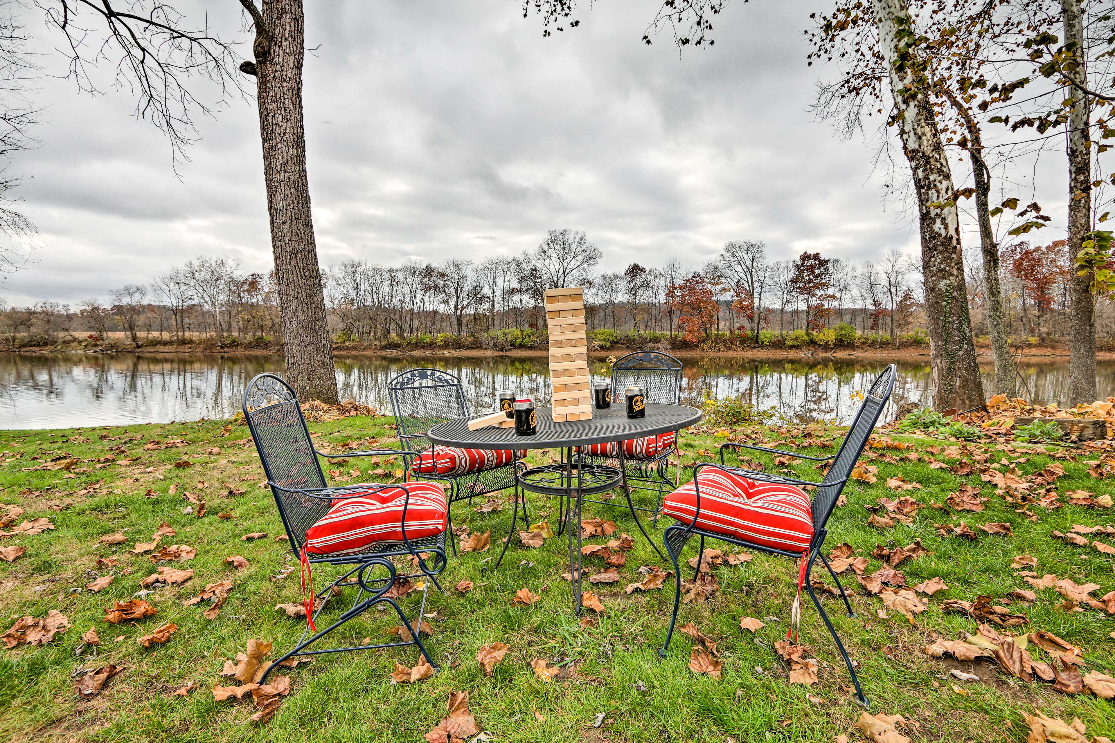 Riverfront Zanesville Getaway w/ Private Bar!