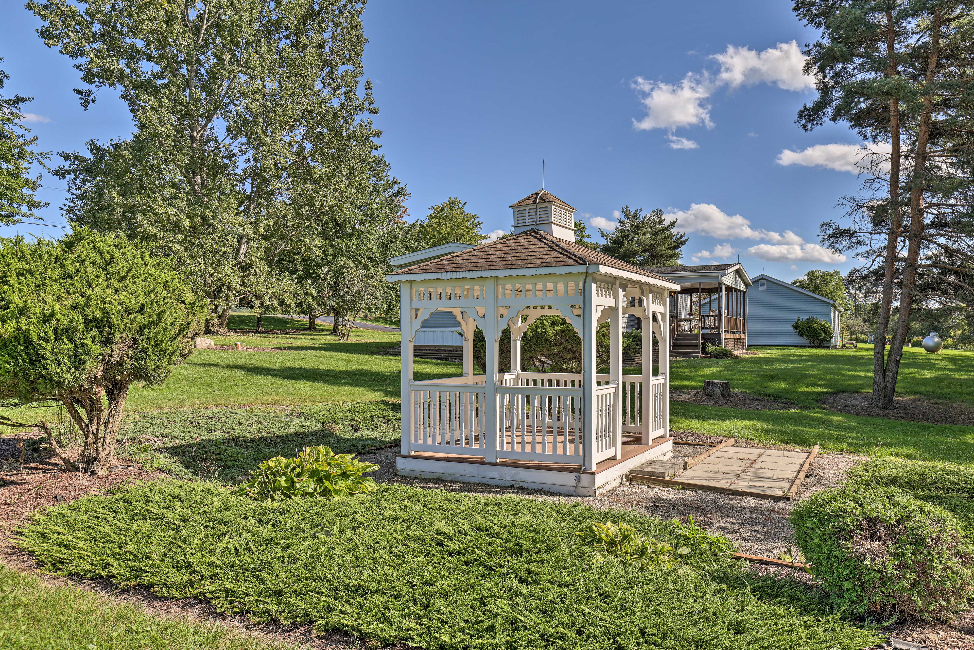 Property Image 2 - Charming Burdett Home with Grill, Gazebo + Yard