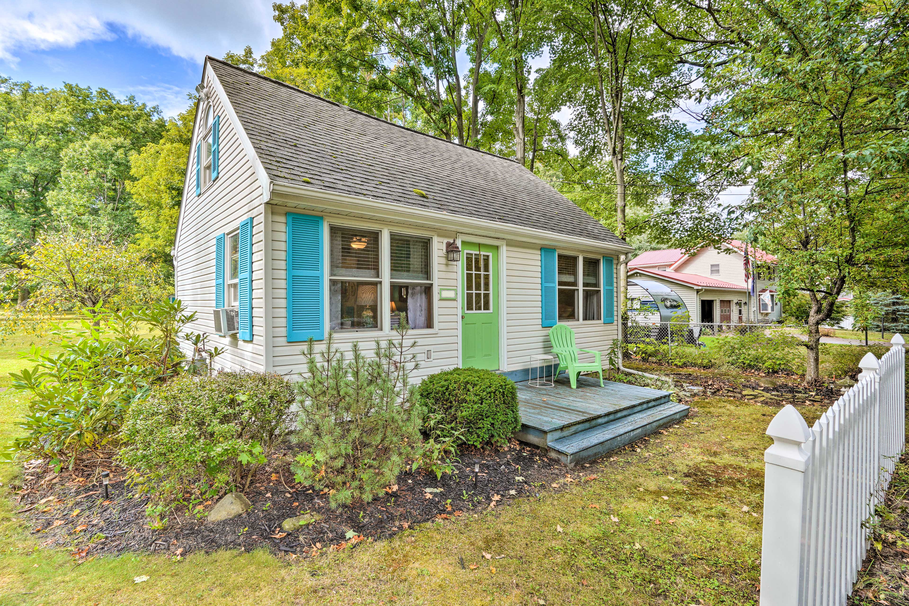 Property Image 2 - Darling Cottage ~ 1 Mi to Lake Erie Beach!