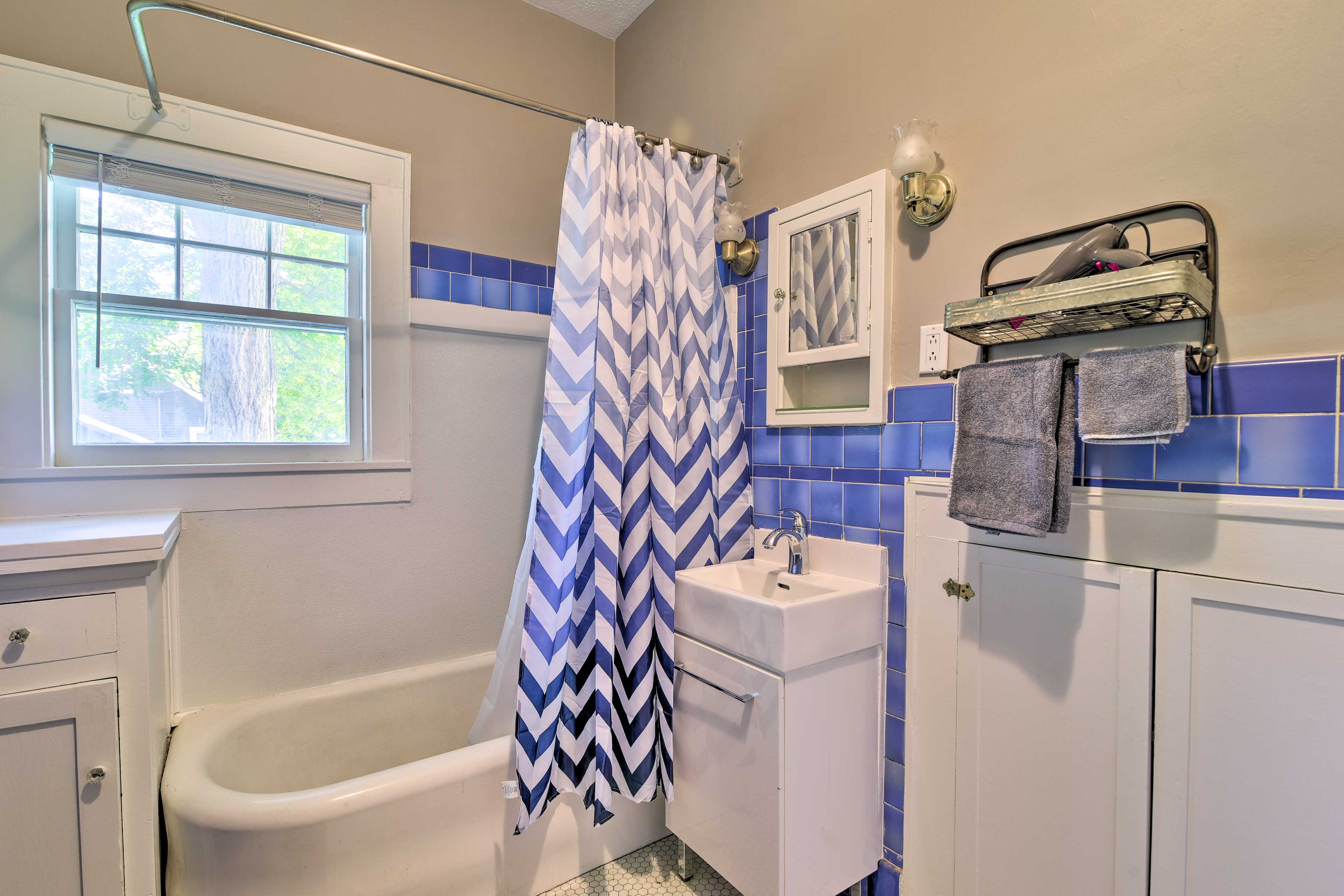 Glasgow Home w/ Porch: Close to Lake & Caves!