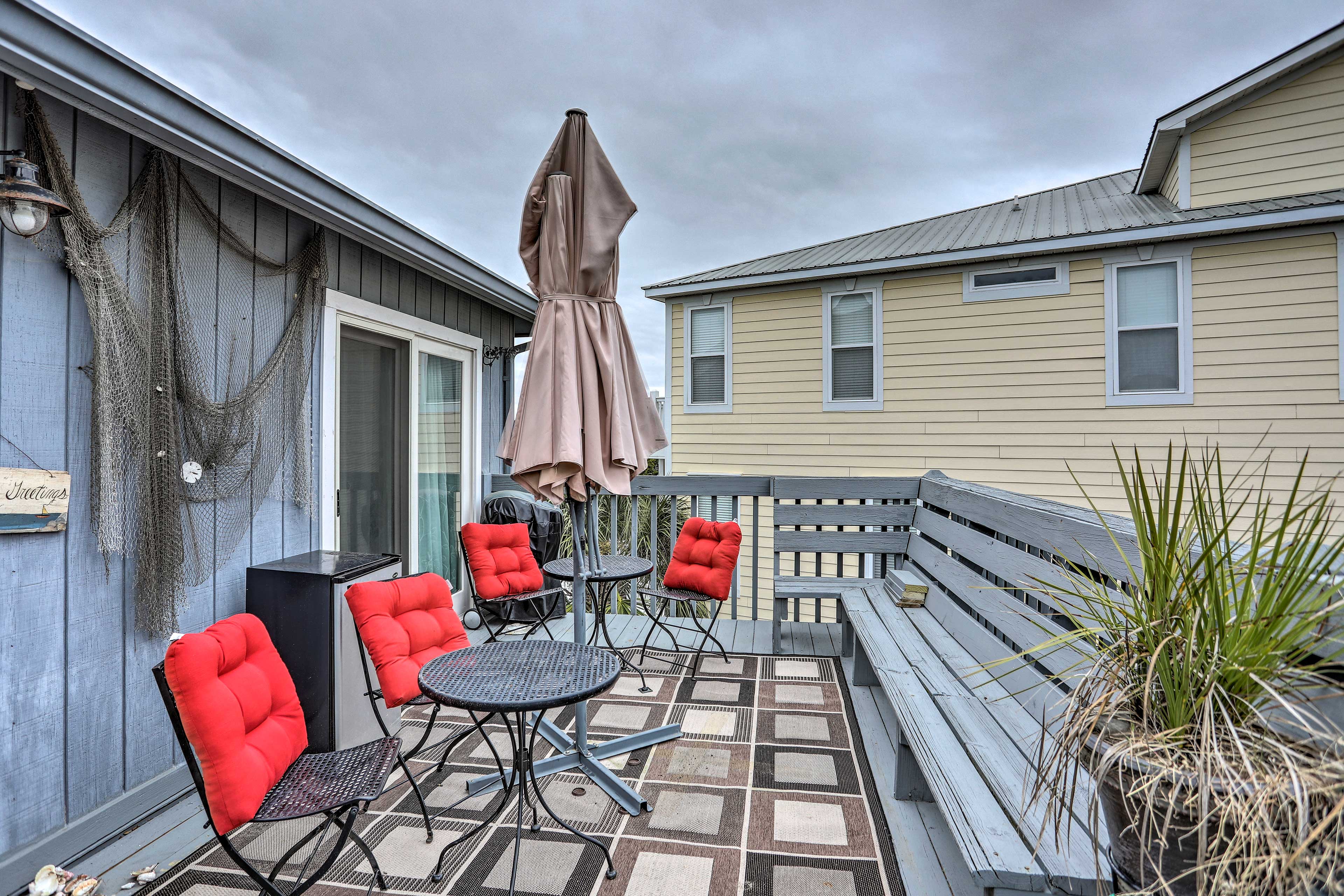 Breezy Murrells Inlet Condo w/ Deck: Walk to Beach