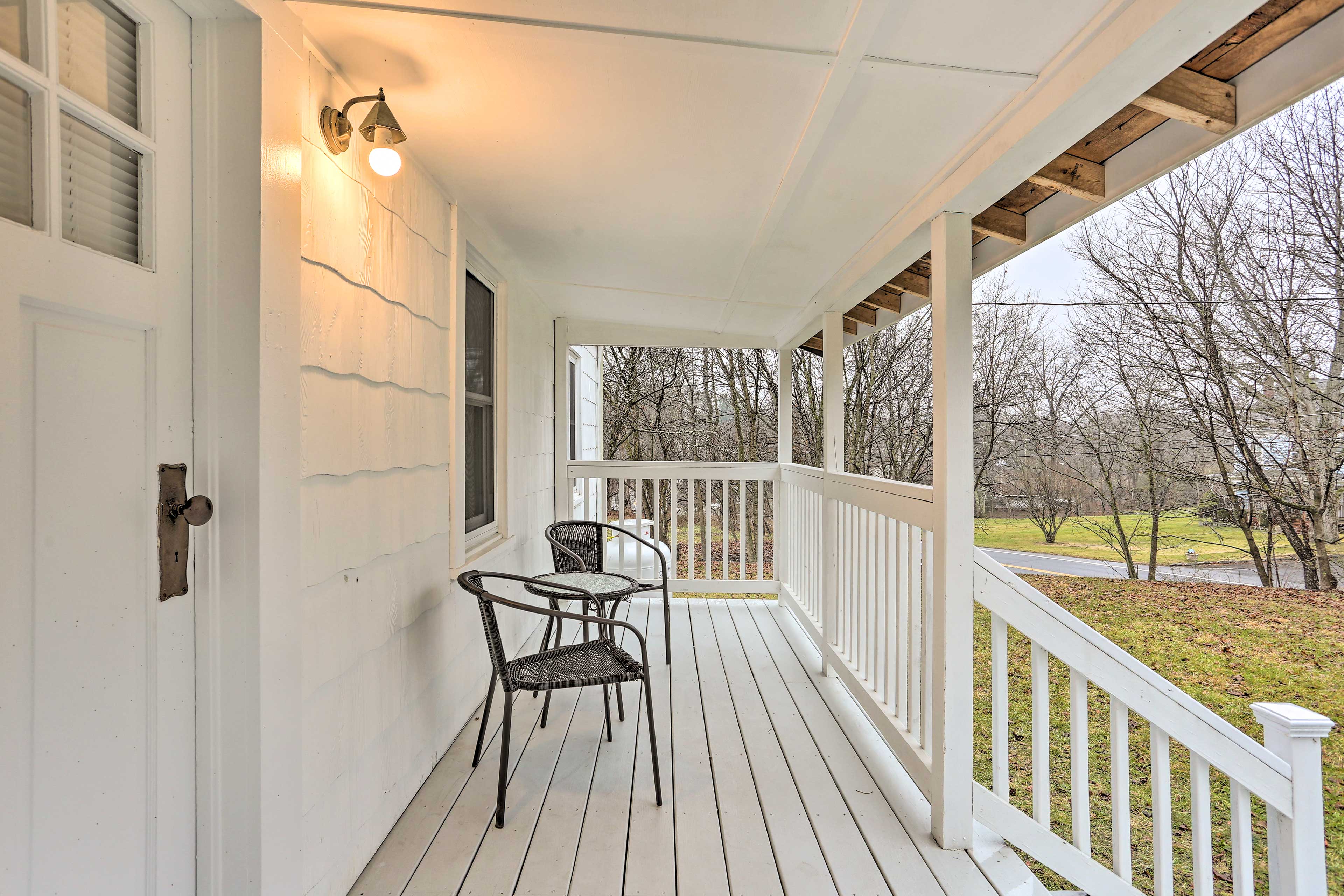 Cozy Campbell Hall Getaway w/ Porch!