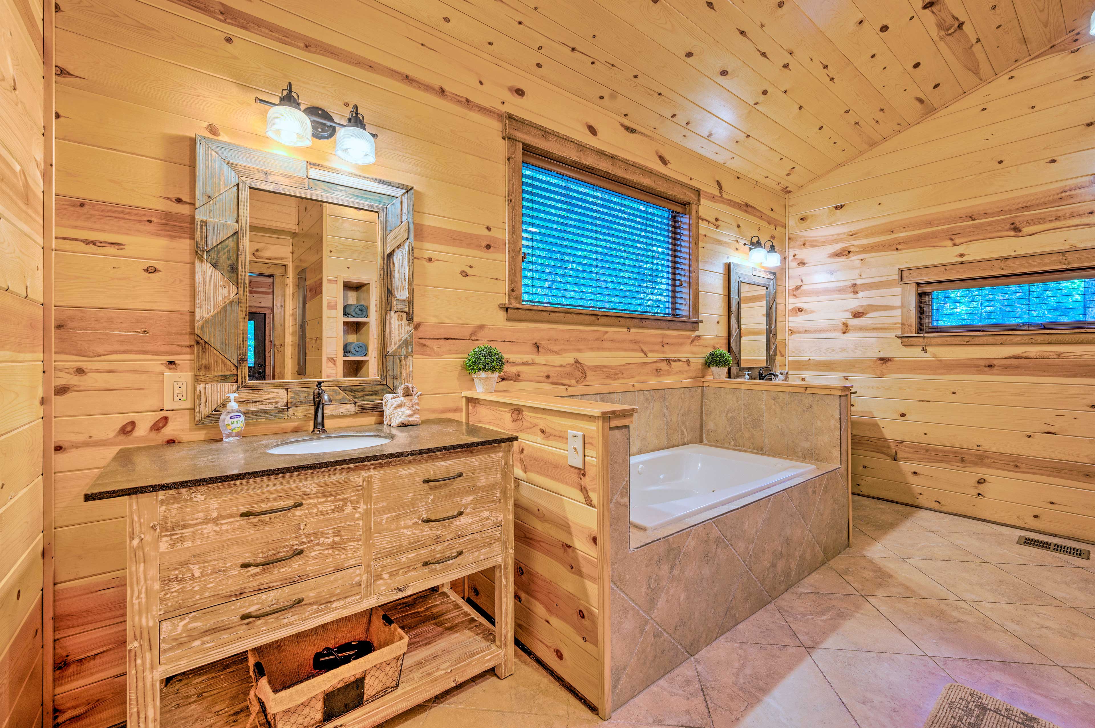 Creekside Broken Bow Cabin w/ Hot Tub & Fire Pit!