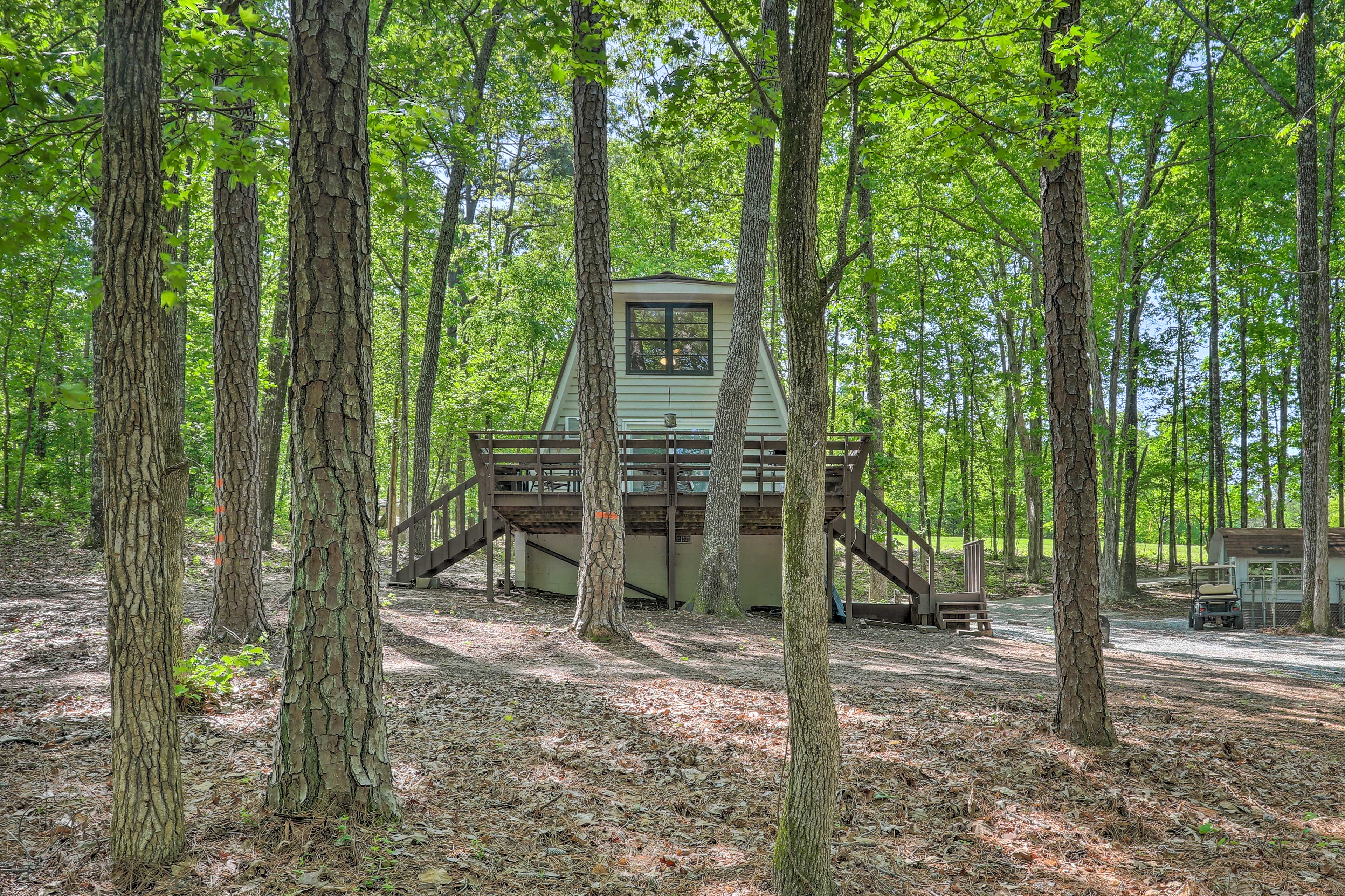 Quaint Tignall Cabin w/ Deck & Private Dock!