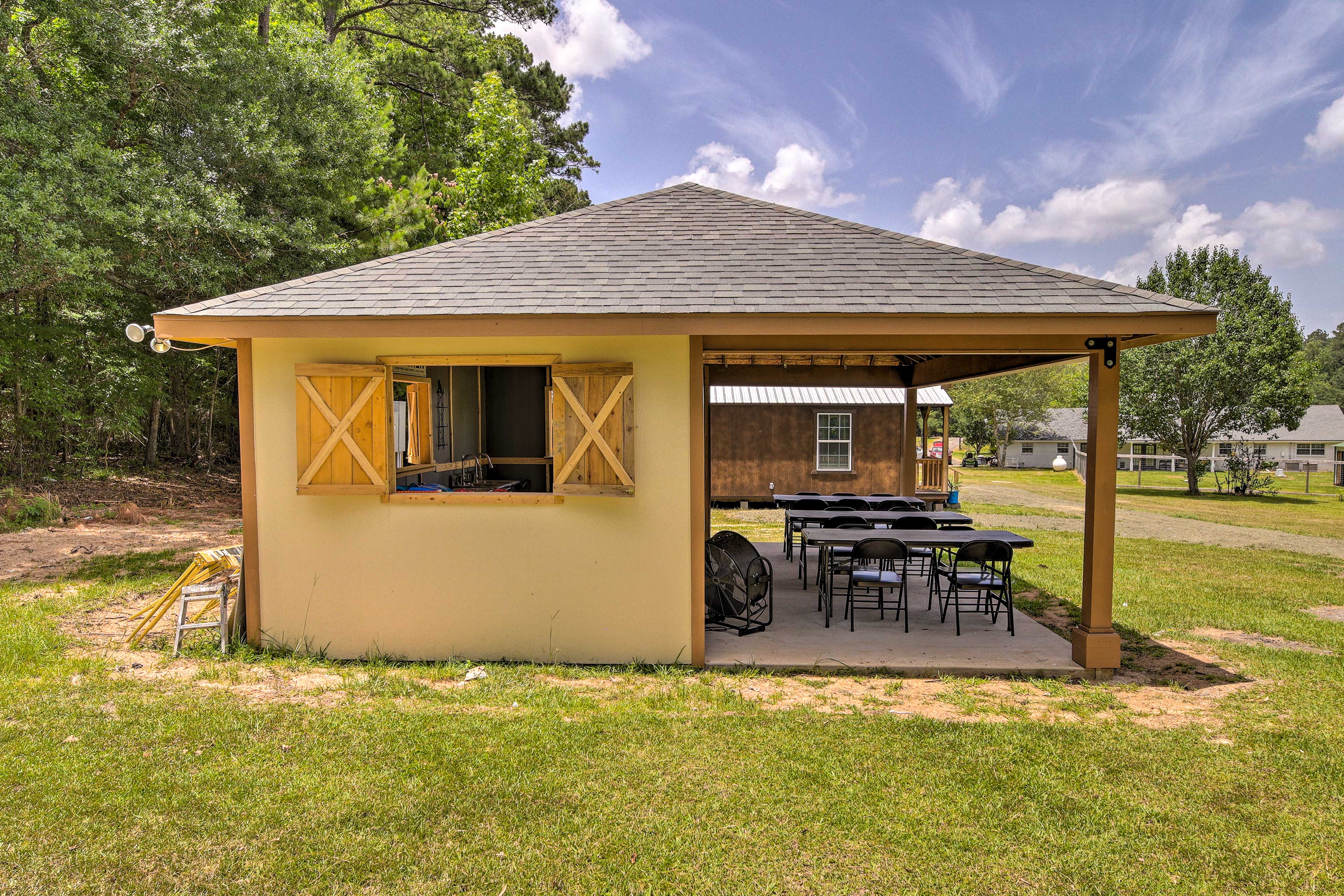 Stylish Woodville Cabin: Fishing Dock Access!