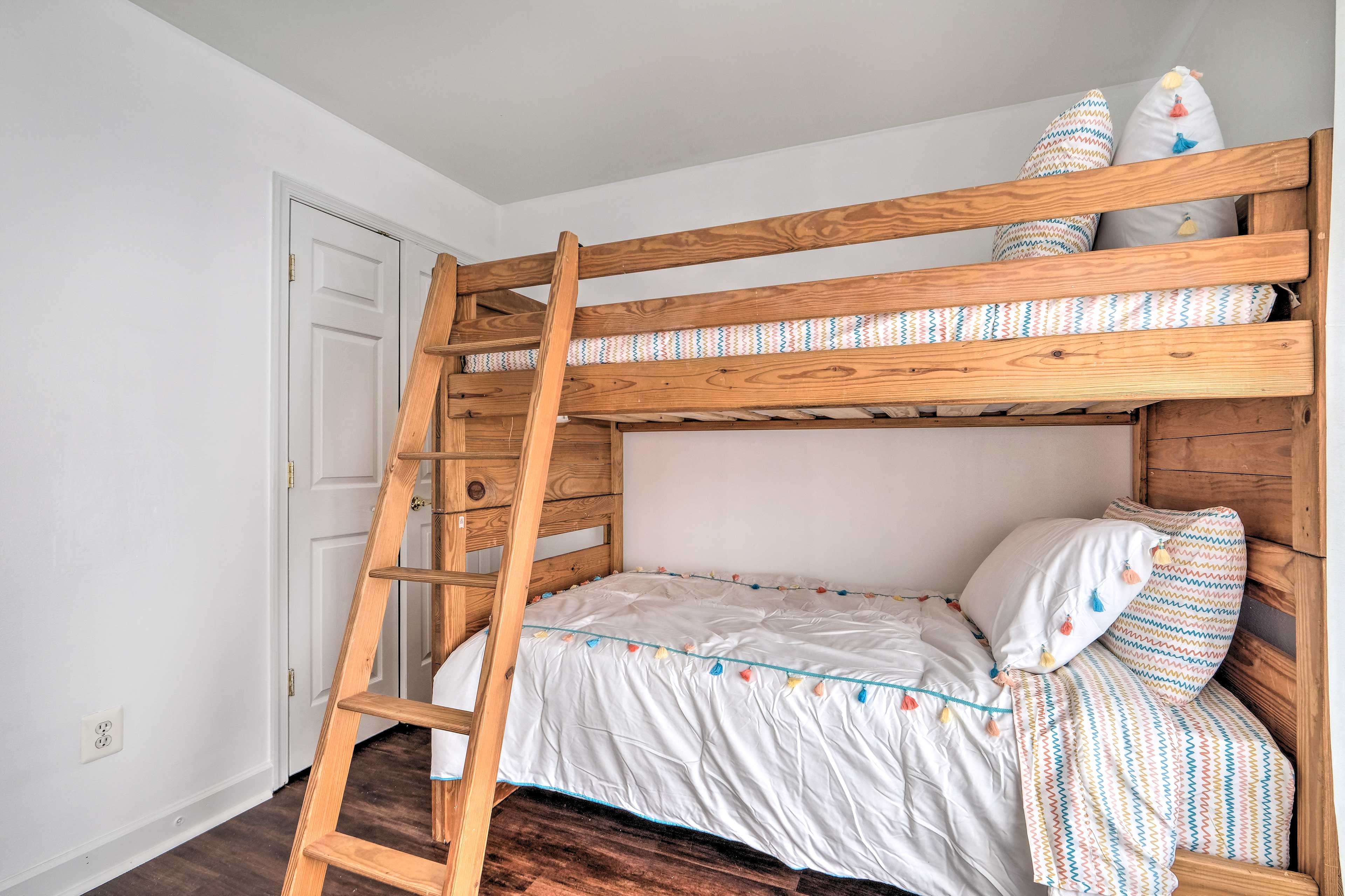 Pond-View Deck + Pool Table: Woodbridge Haven!