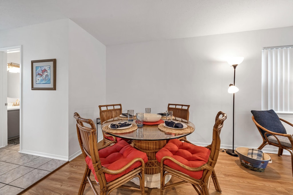 Dining table seats 4