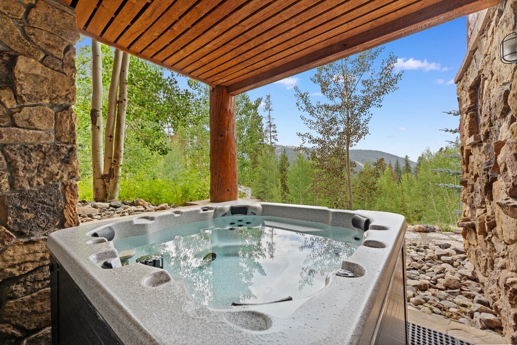 Brand new private outdoor hot tub! 