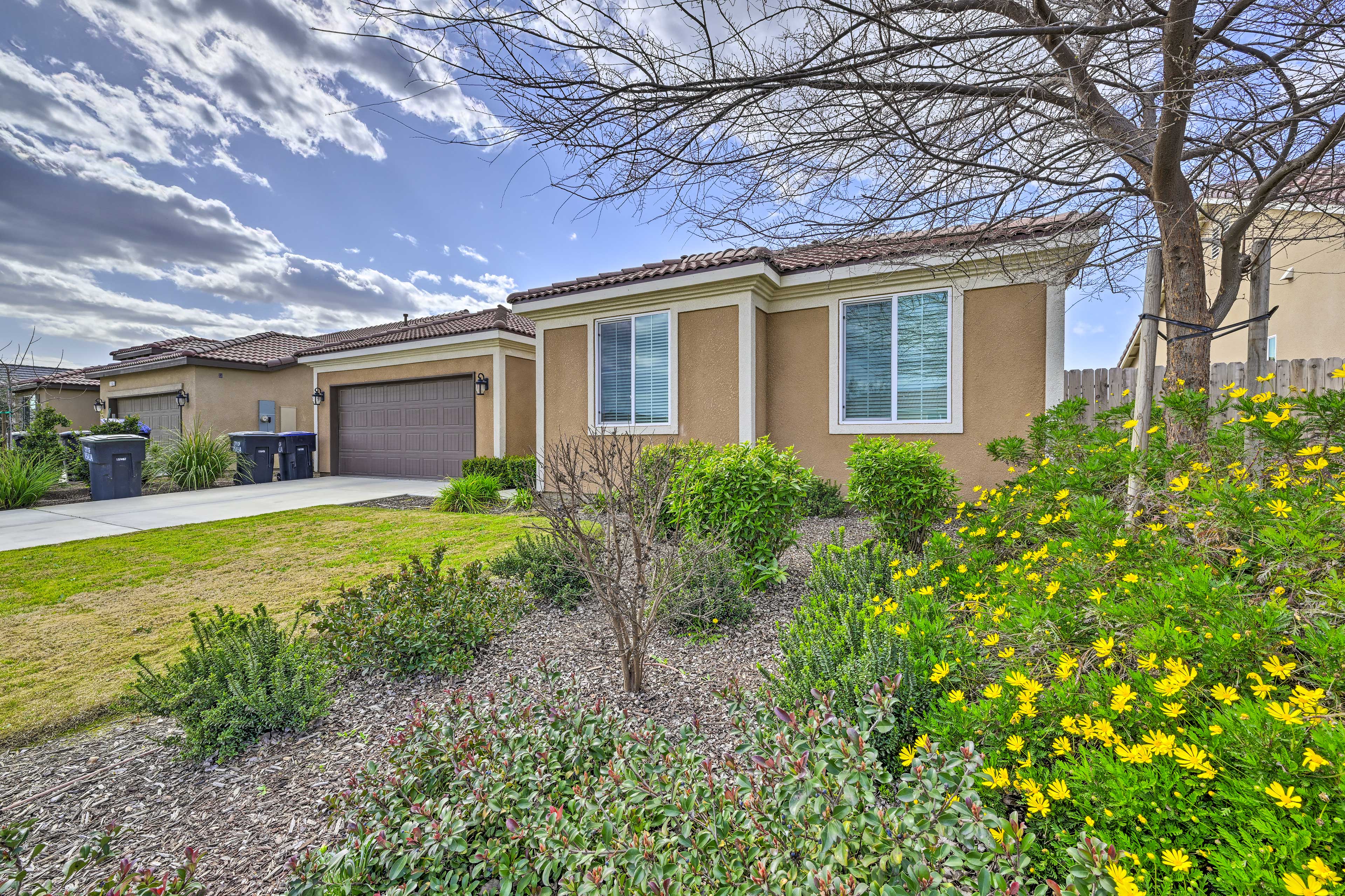 Visalia Home w/ Yard: 4 Mi to Downtown!