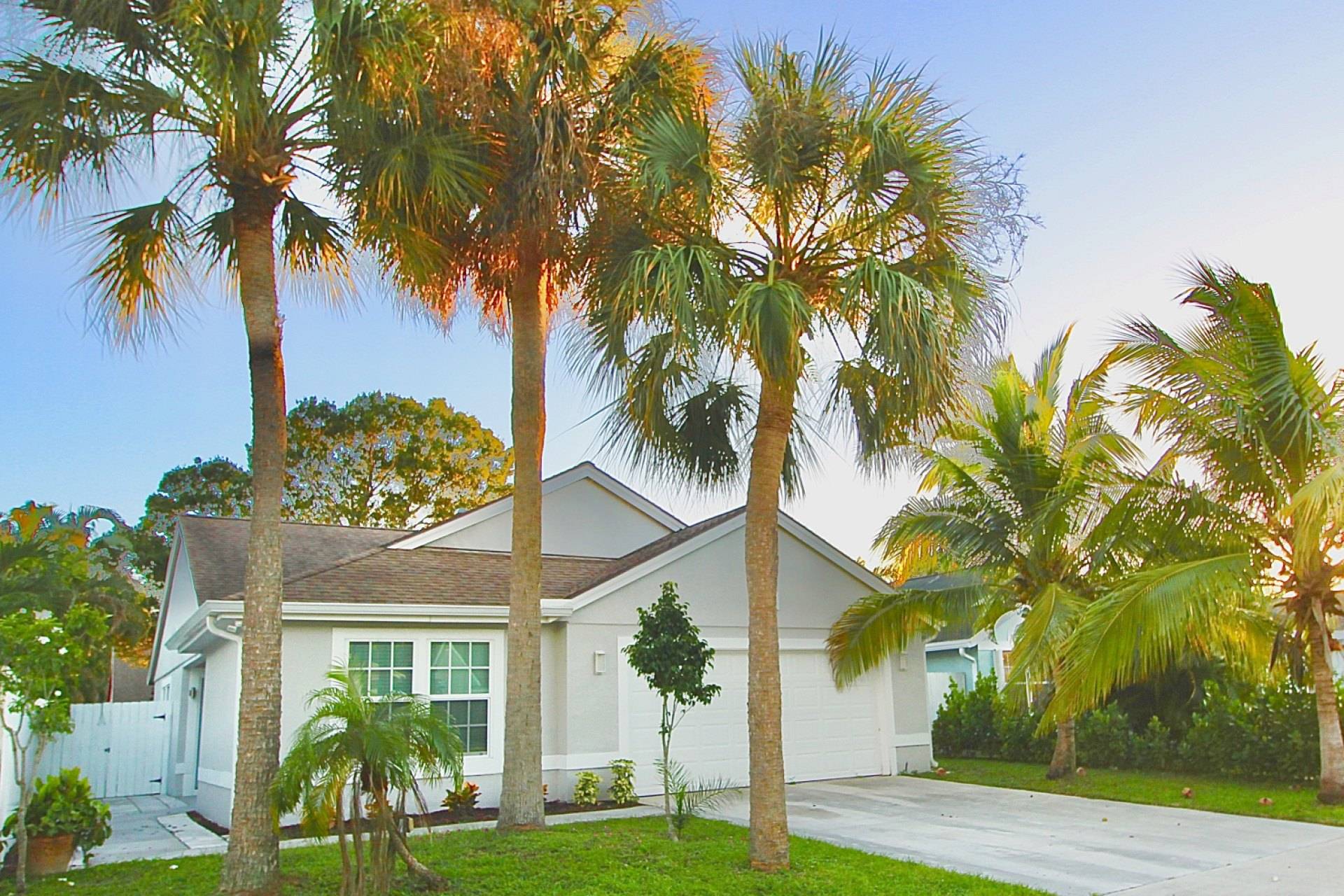 Property Image 2 - Jupiter Sunshine 3 BR Home w/ Pool in the heart of Jupiter!