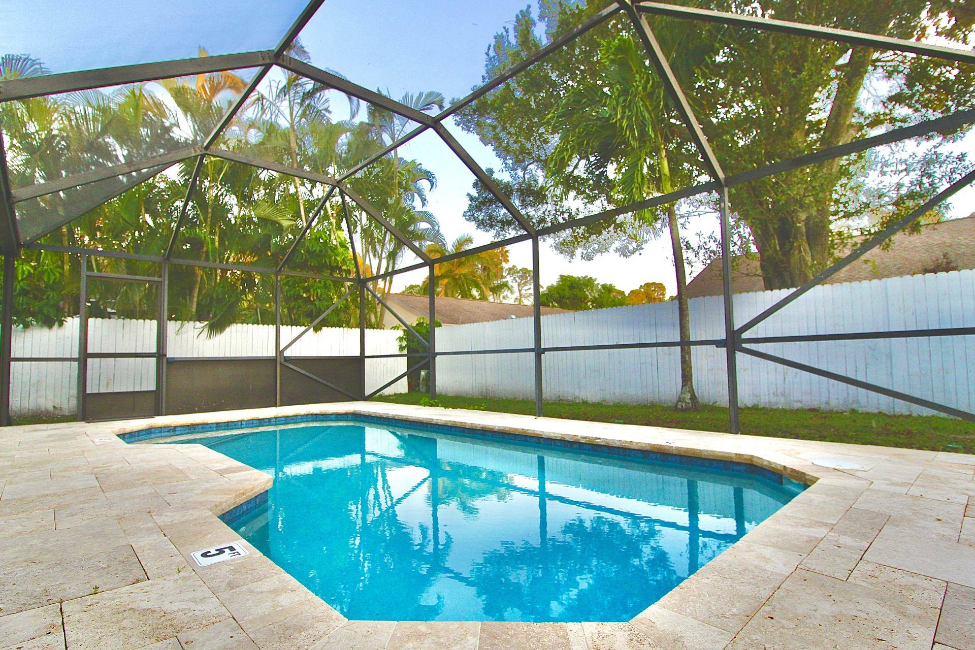 Jupiter Sunshine 3 BR Home w/ Pool in the heart of Jupiter!