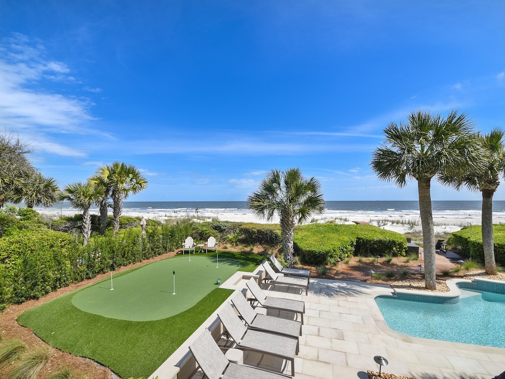 Beautiful Ocean Front Pool and Putting Green at 8 East Beach Lagoon