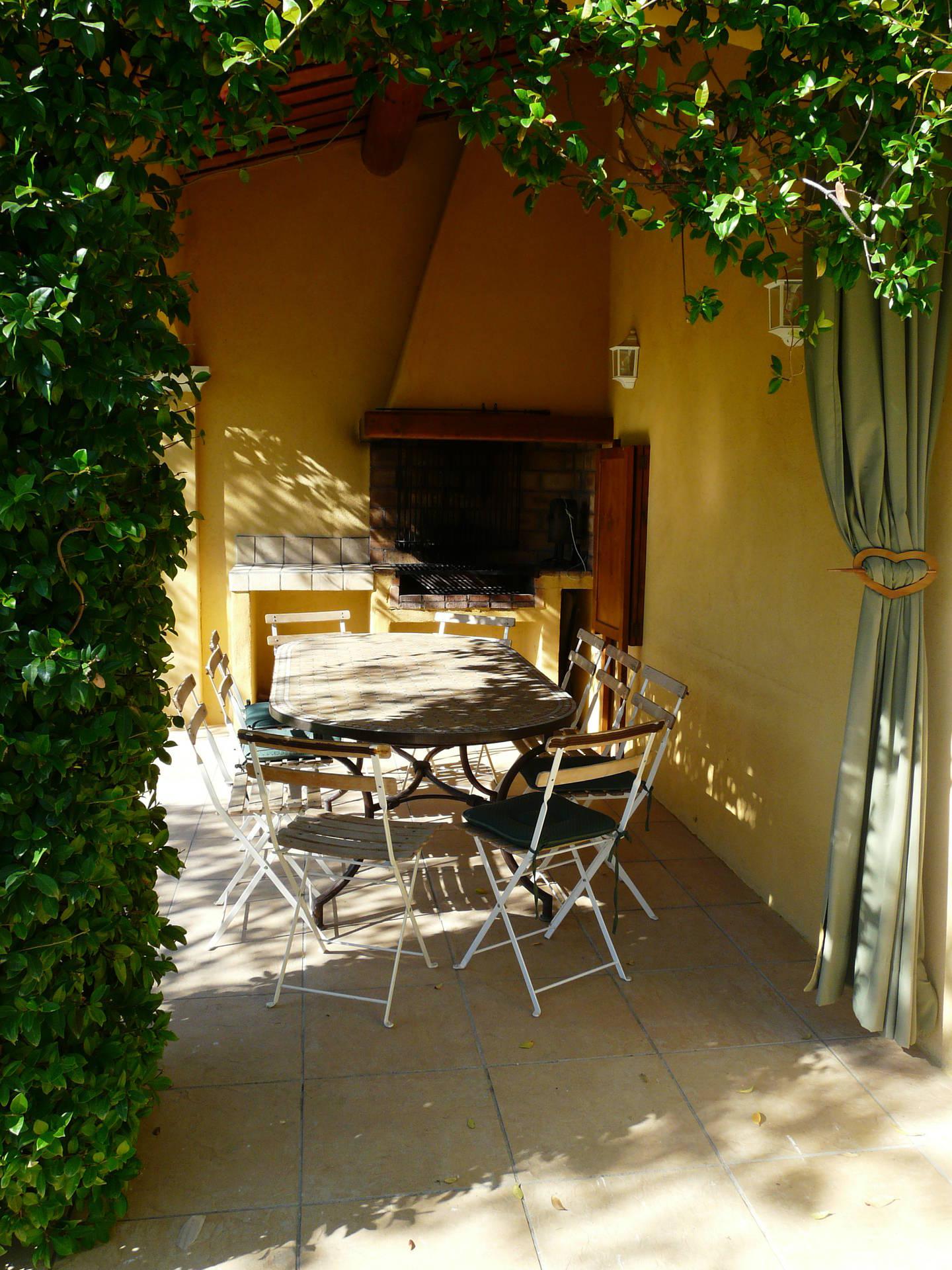 nice family vacation house with heated swimming pool, in mouries, alpilles areas 10 persons