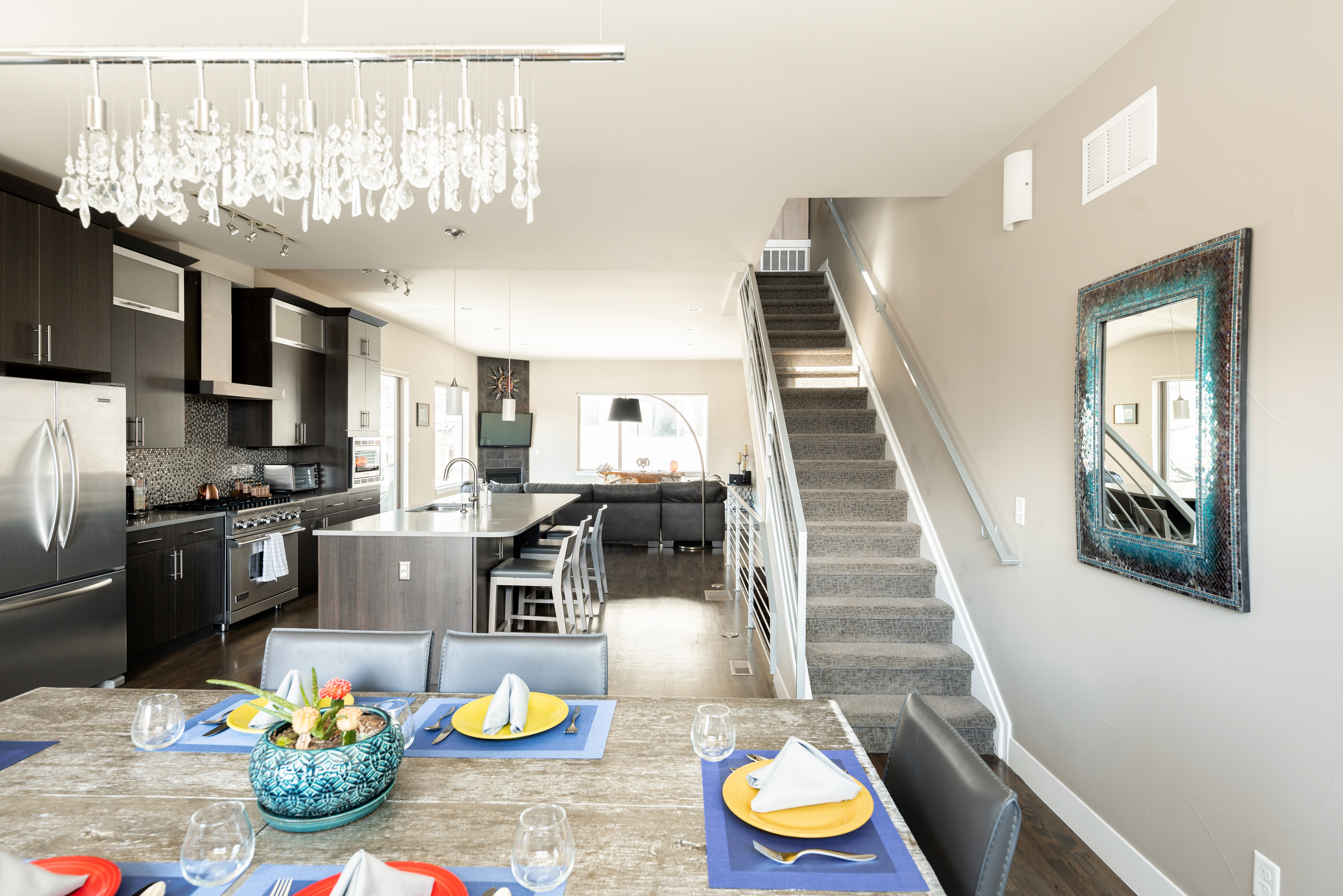 Dining area & kitchen