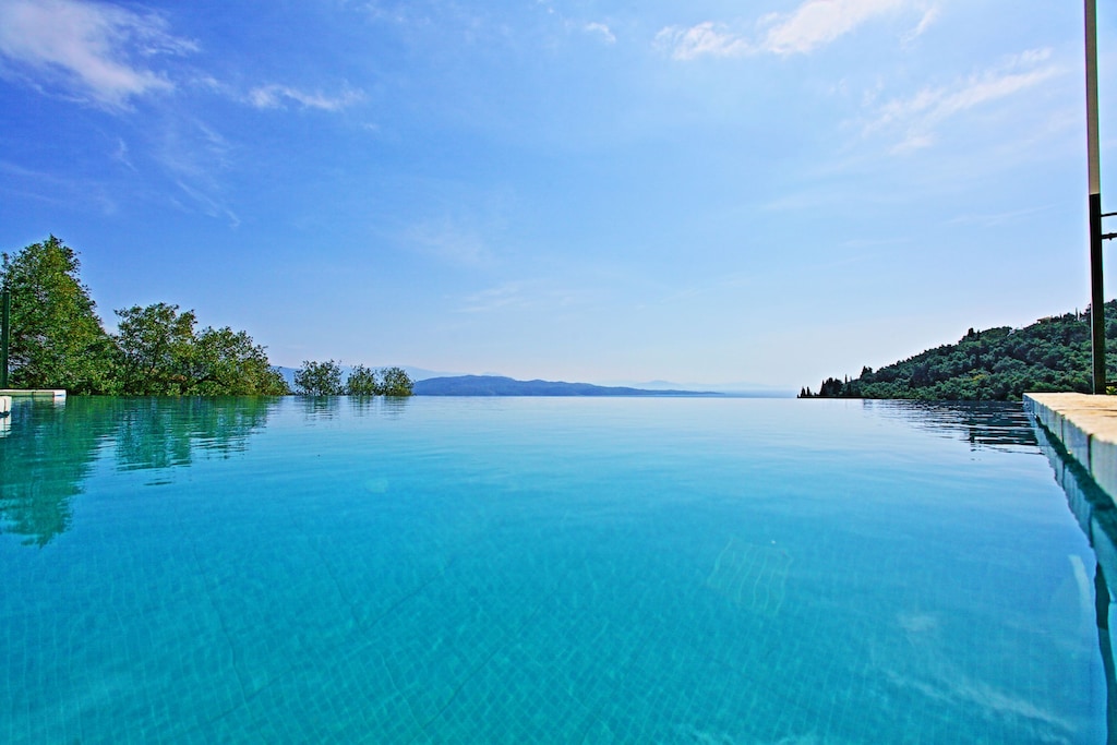 Pool and the horizon