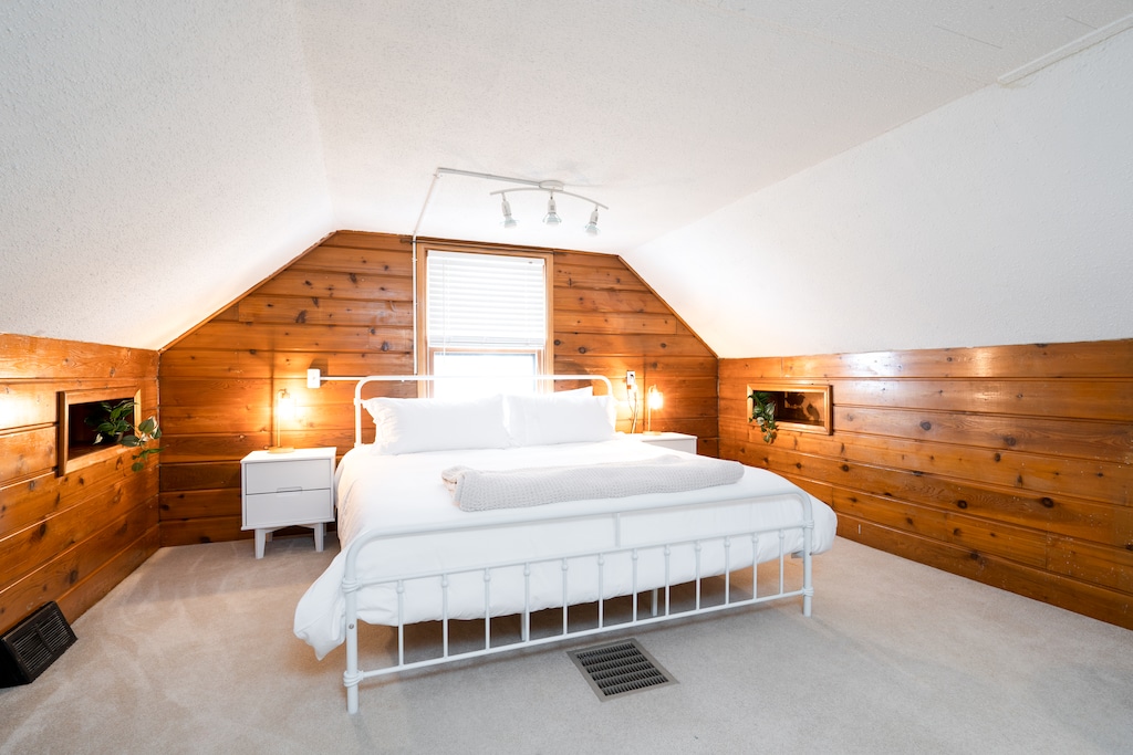 Bedroom 3 King - Bright upstairs loft