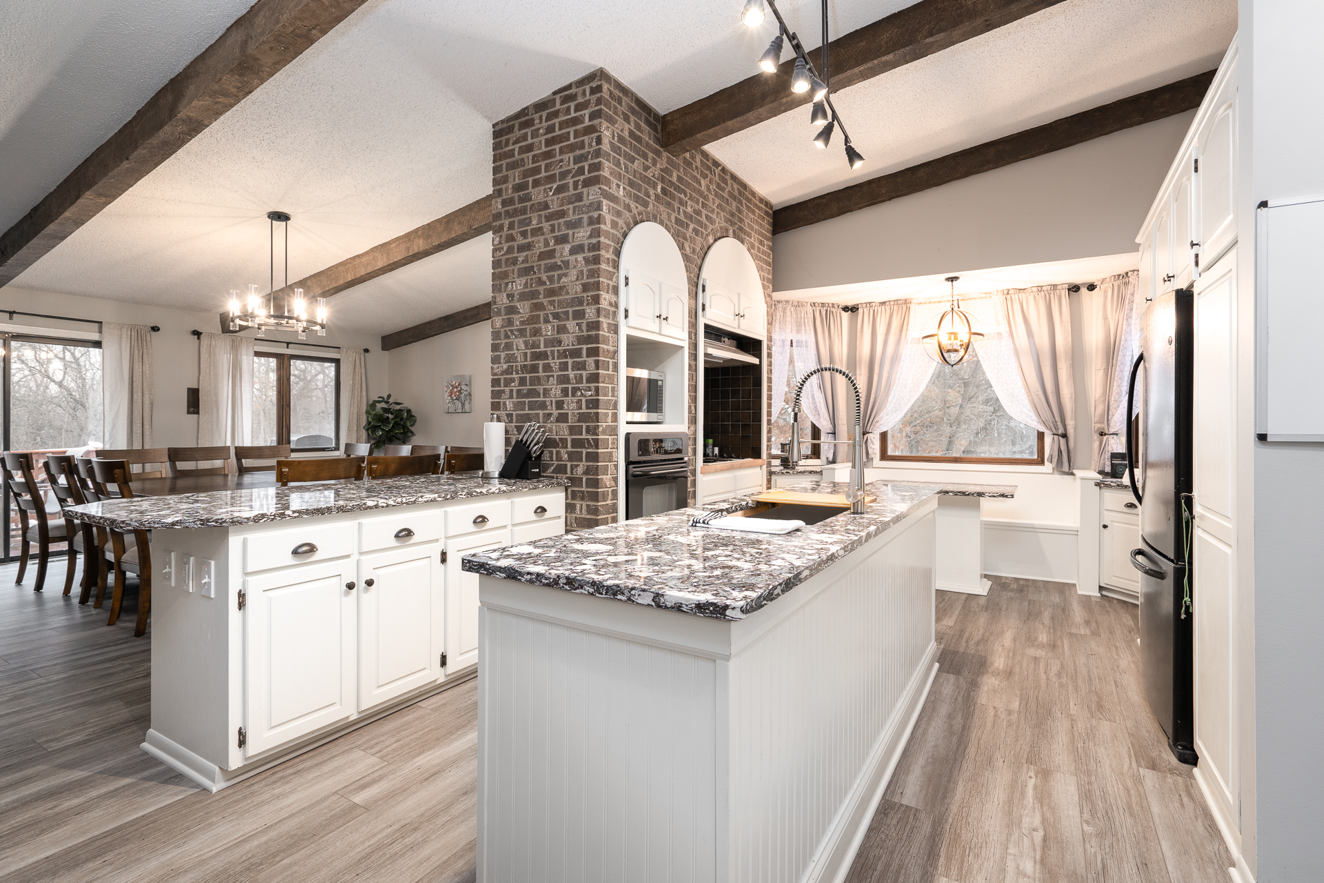 Stunning kitchen with breakfast nook and seating