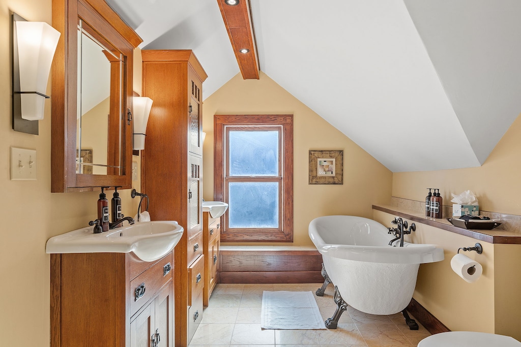 Luxurious soaking tub to romanticize your evenings or mornings