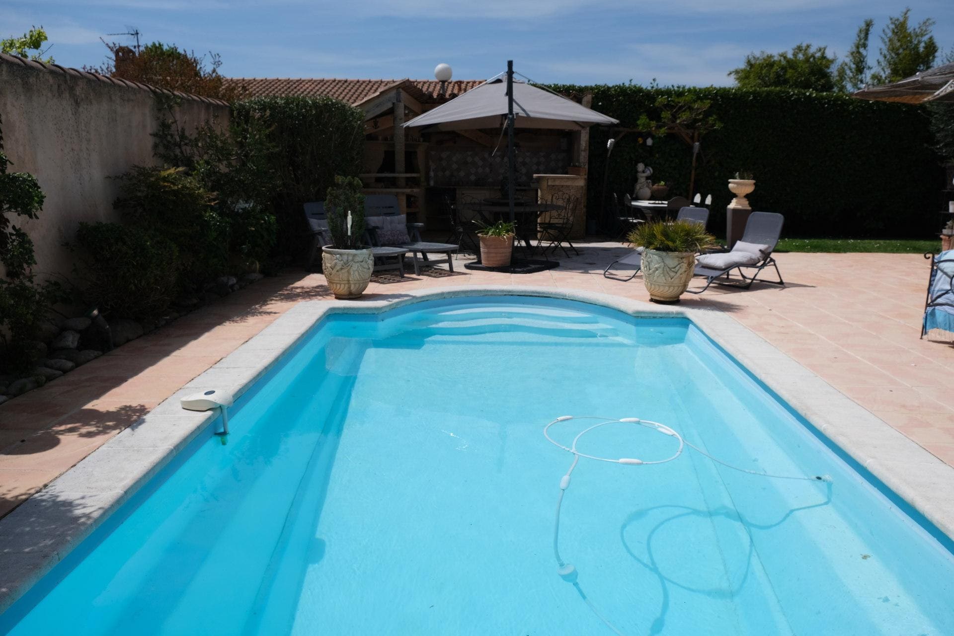 pleasant home with private pool and pool house - close to aix en provence, accommodates 4 people.