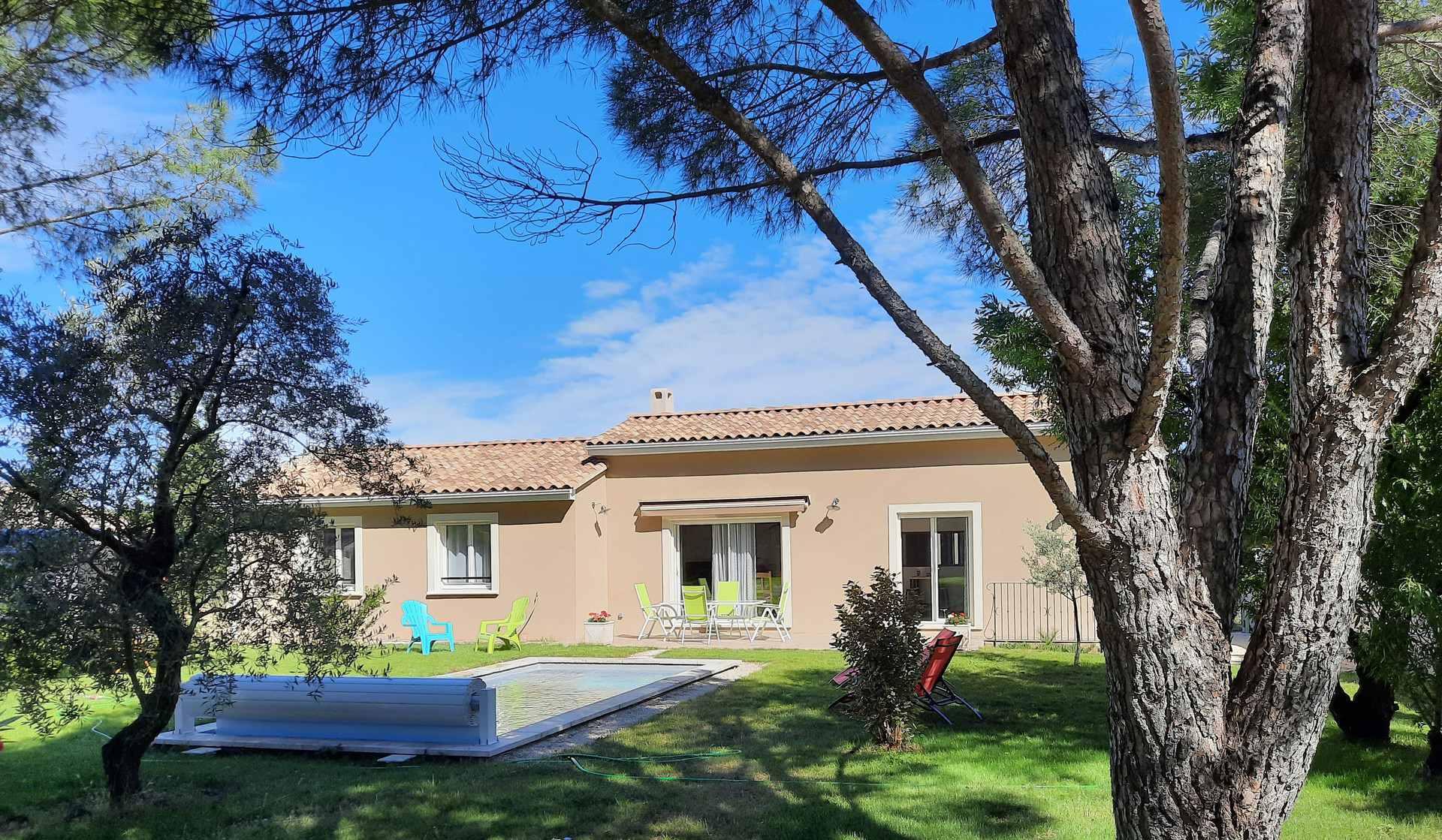 Property Image 1 - A pretty family house located in a tranquil area with a pretty view of the Luberon range.