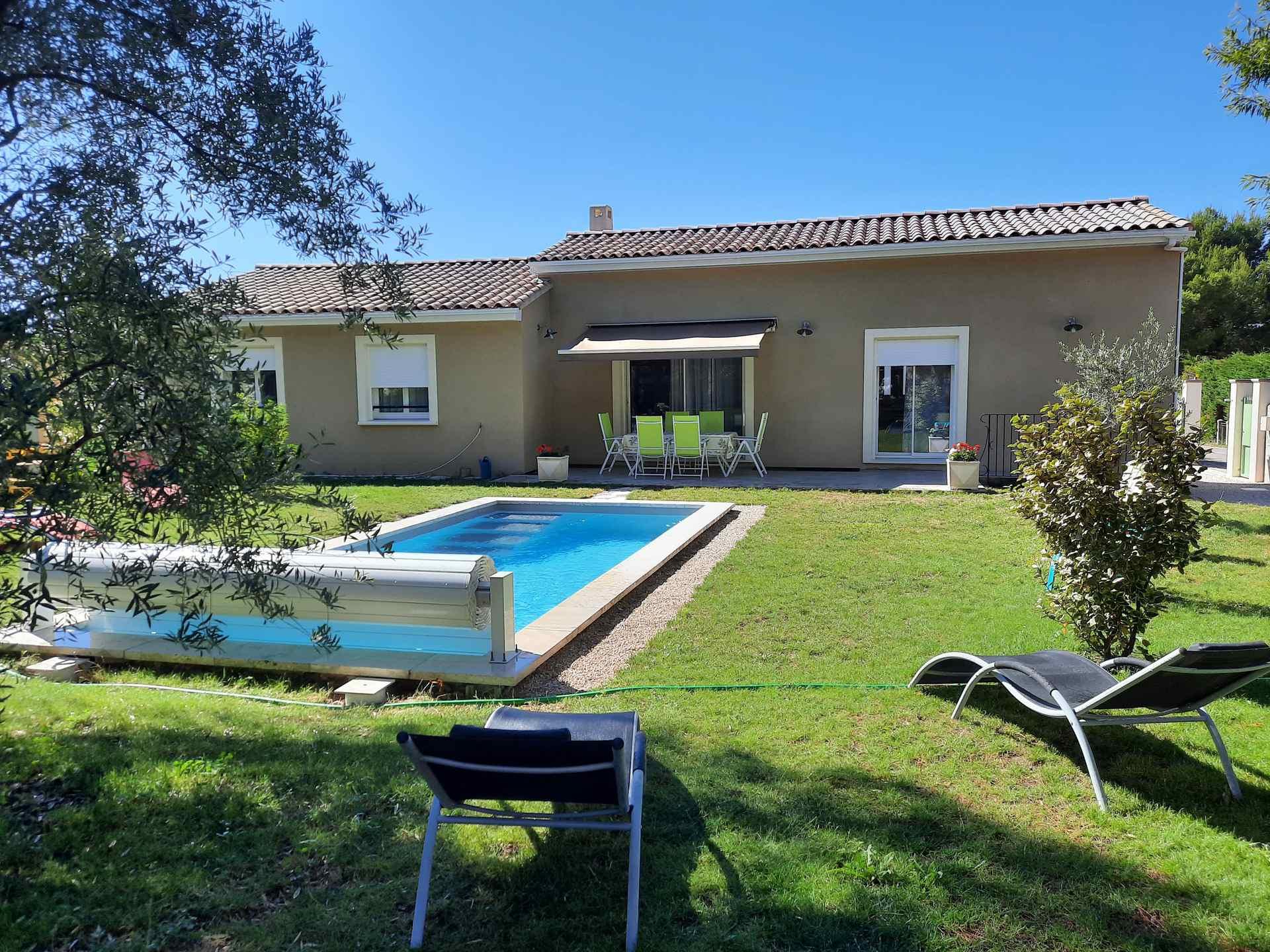 Property Image 2 - A pretty family house located in a tranquil area with a pretty view of the Luberon range.