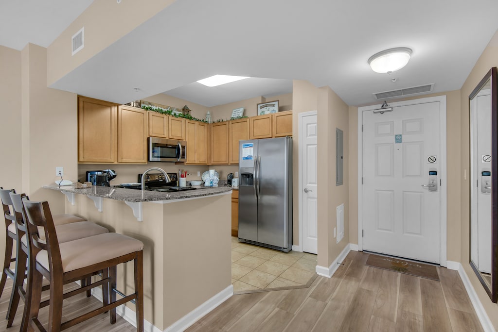 Kitchen with eat-in bar