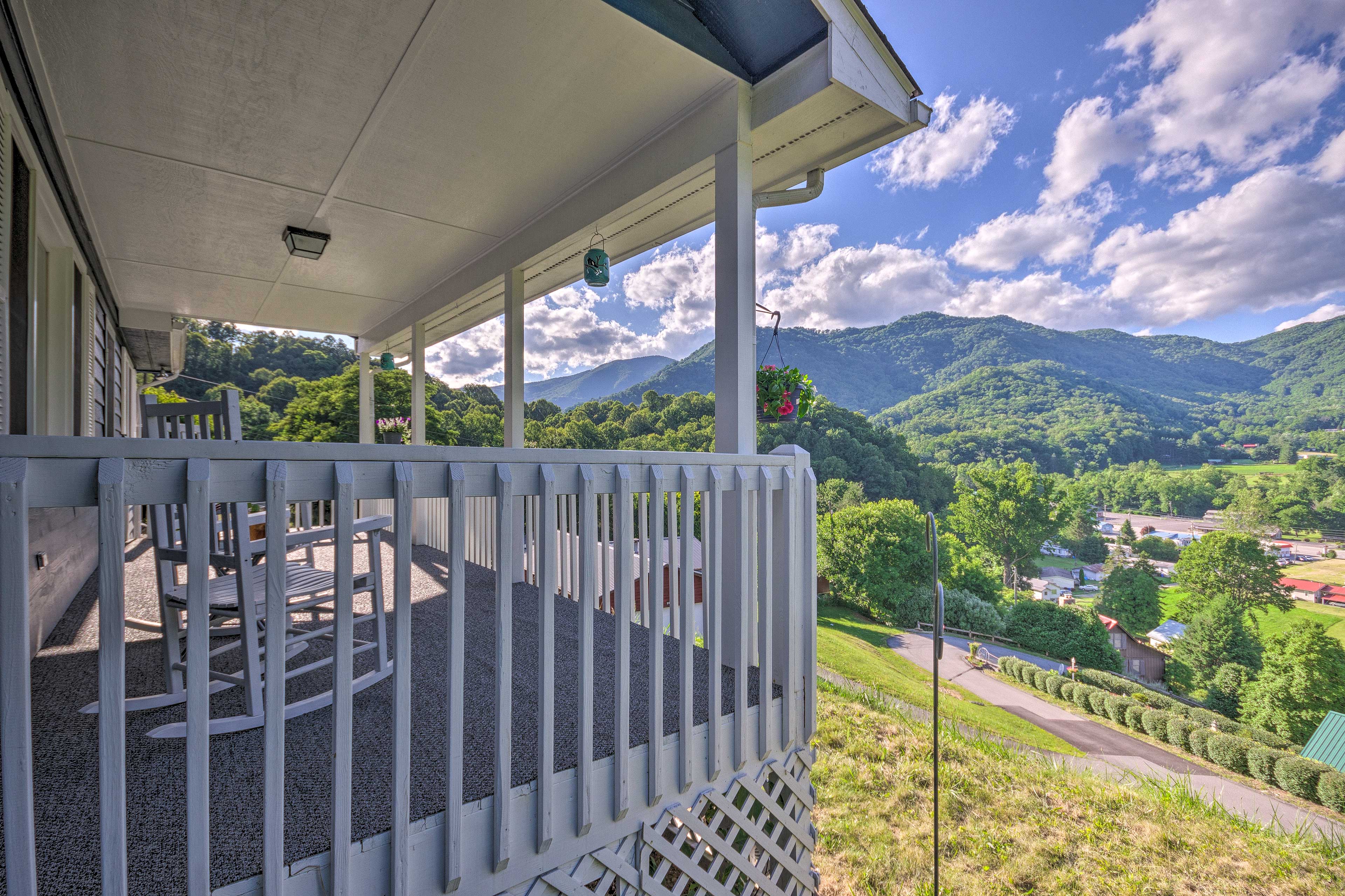 Maggie Valley House w/ Mtn Views - 1 Mi to DT