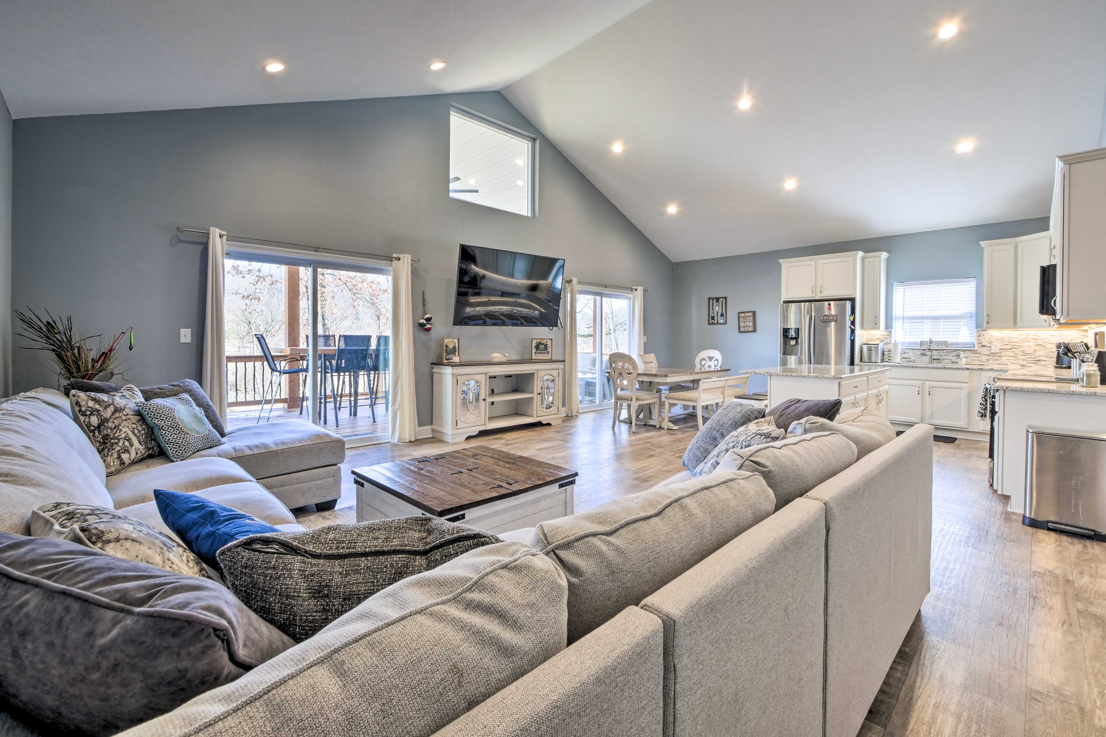 Waterfront Home on Lake Milton Dock, Hot Tub Home Rental in Lake Milton