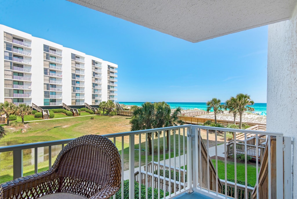 Mainsail 213 balcony views