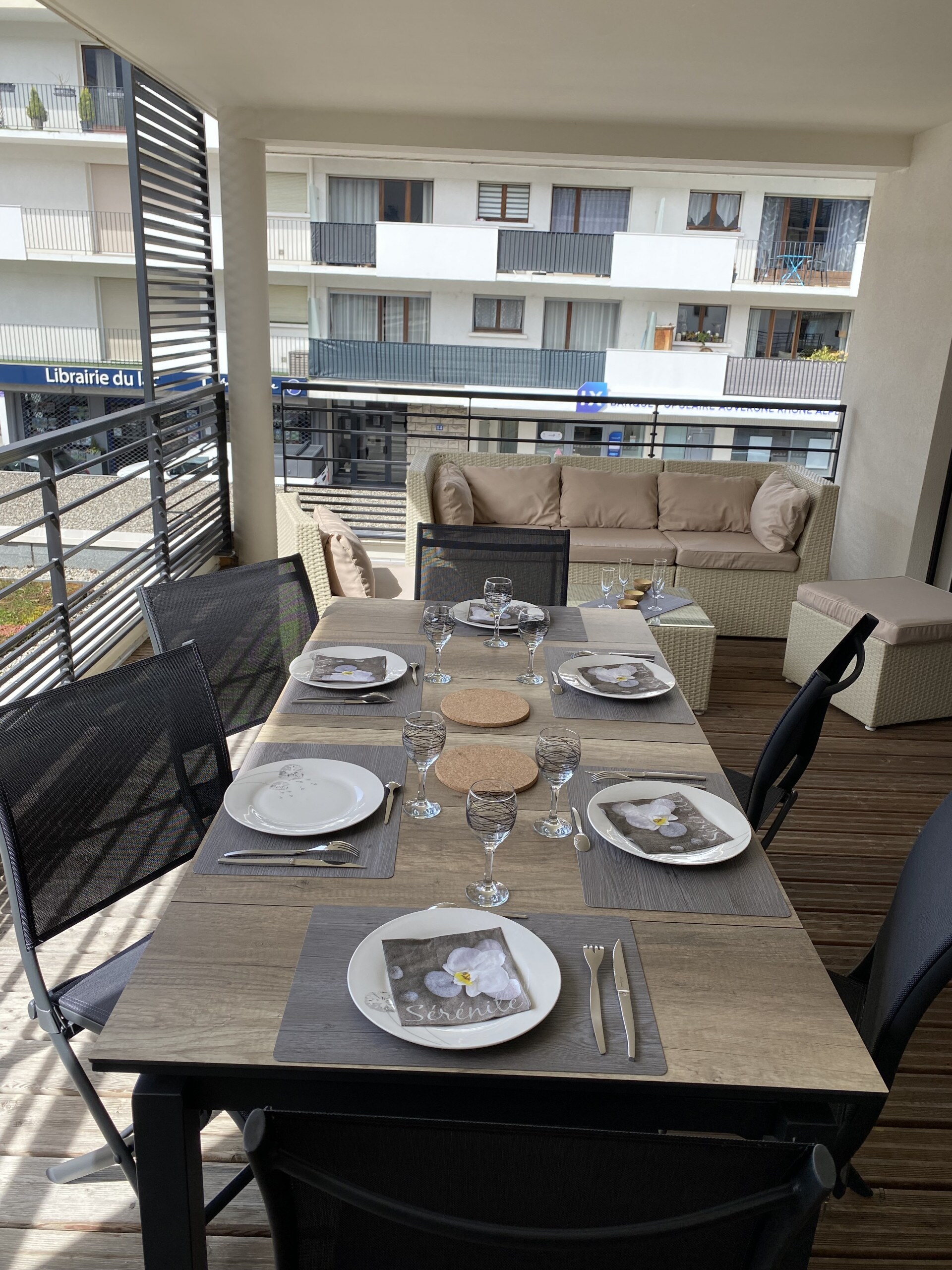 Village center, beautiful modern 3 bedrooms with large furnished terrass. 6 pax