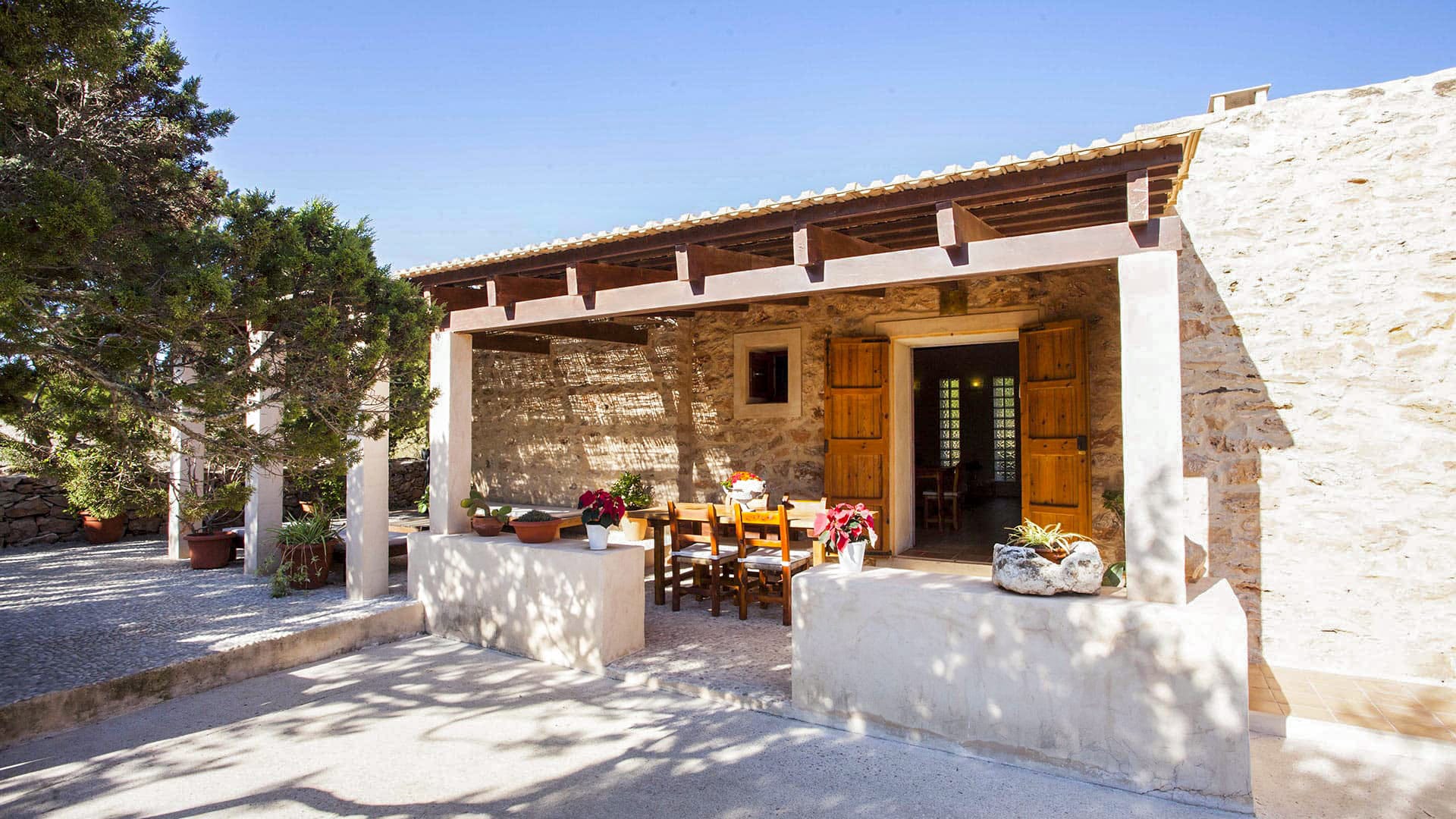 Property Image 1 - Finca Arinam