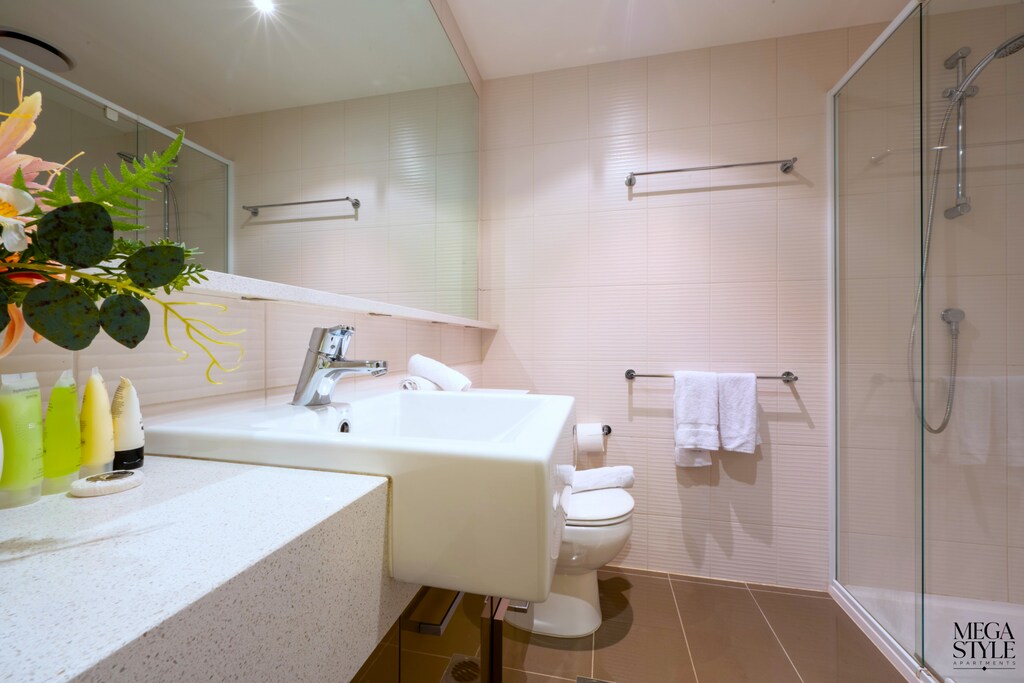 L27: Ensuite bathroom stocked with amenities