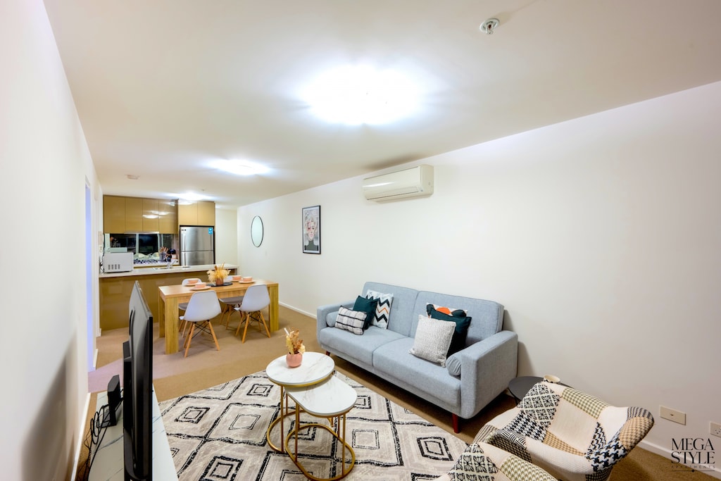 L27: Open floor plan perfect for family and friends