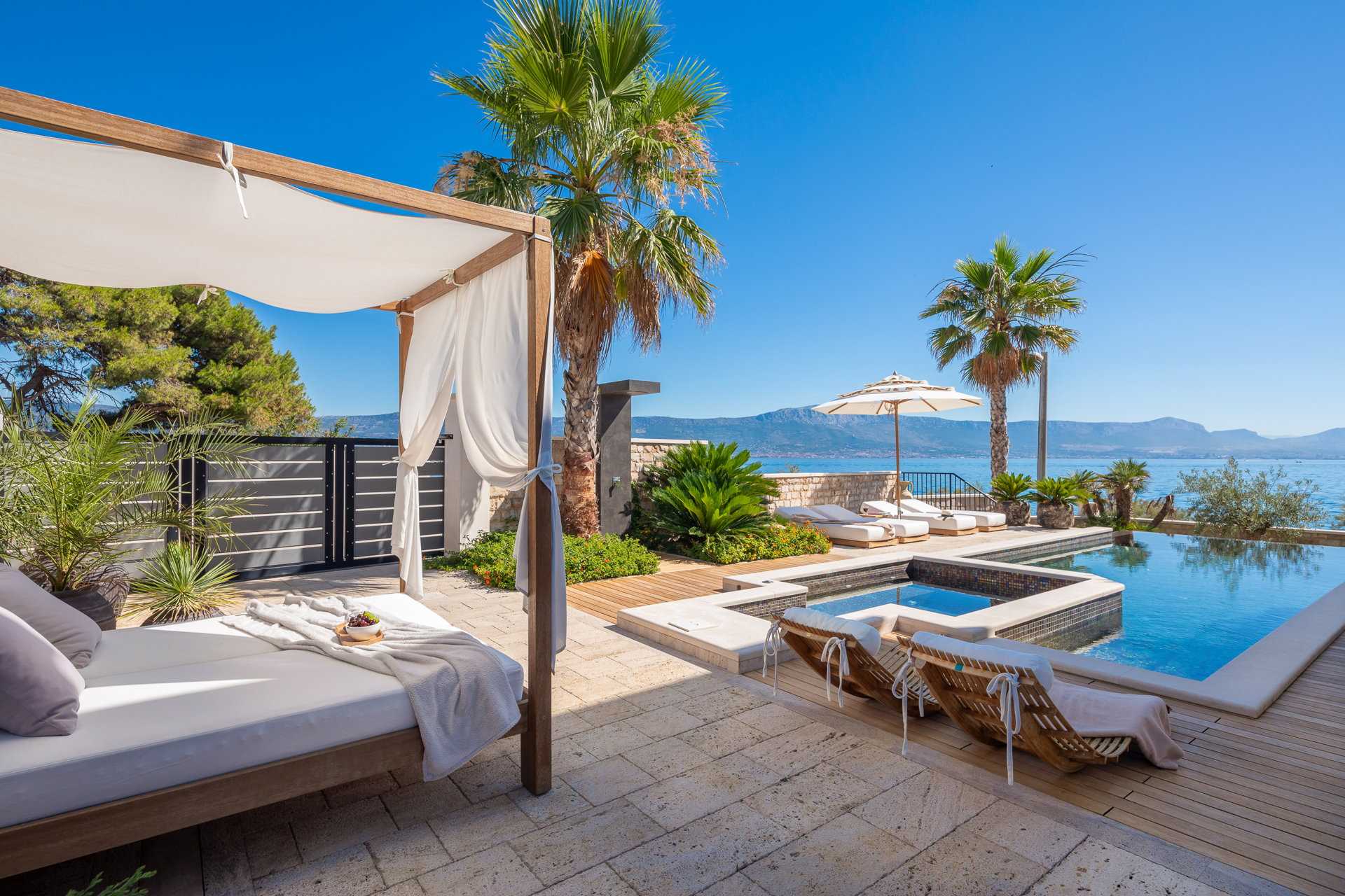 Luxury Villa Momento with Pool