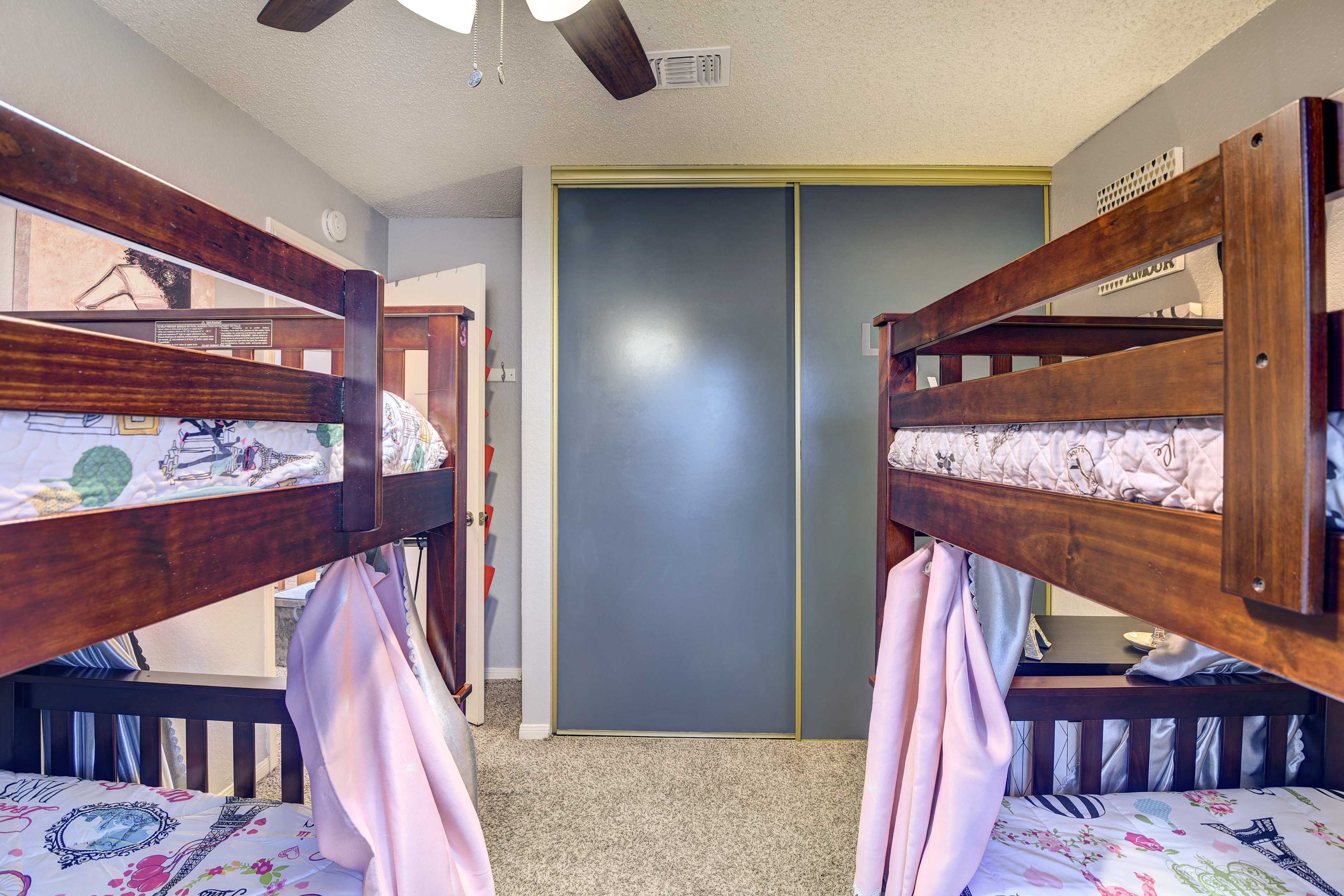 4 Mi to Joe Pool Lake: Home in Grand Prairie