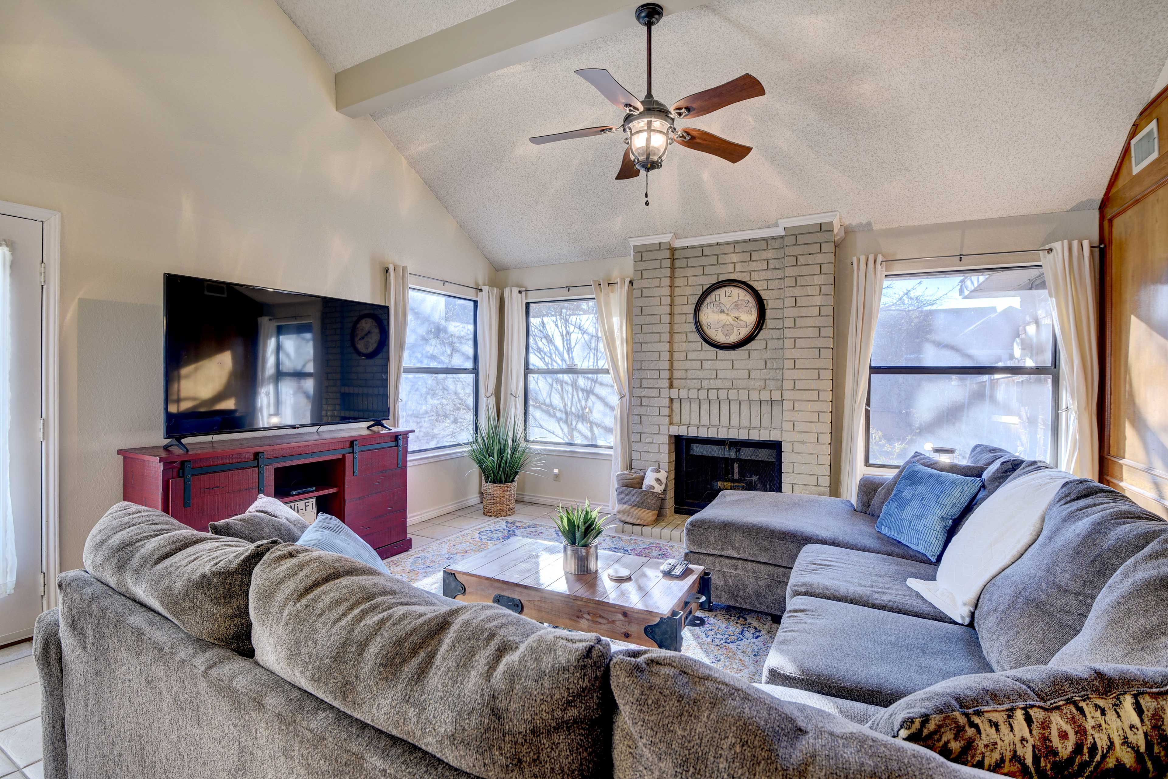 Grand Prairie Home, 4 Mi to Joe Pool Lake! Home Rental in Arlington