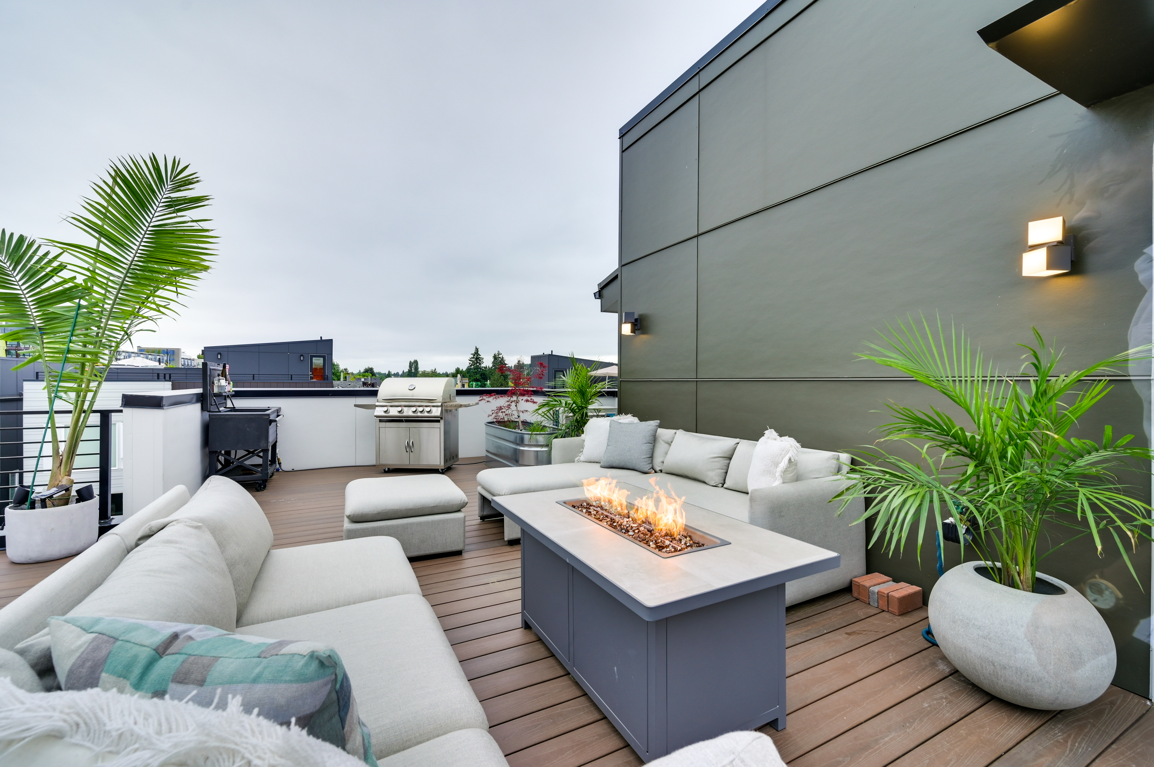 Stylish Seattle Home w/ Rooftop Deck + Fire Pit!