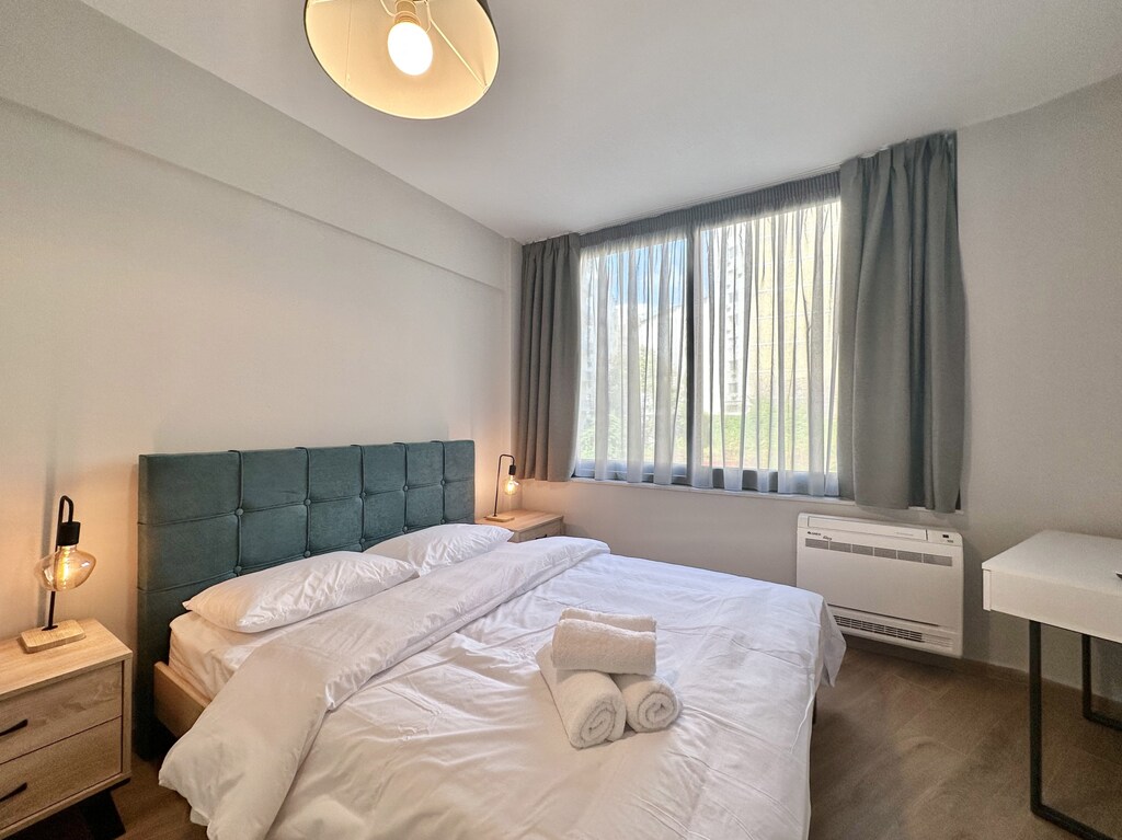 Bedroom with queen size bed