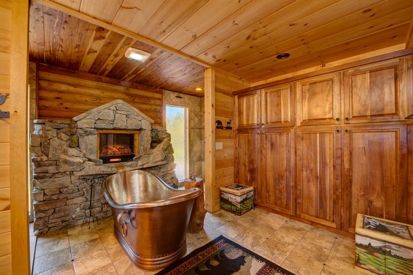 Lonesome Dove - Custom Western Style Log Lodge | Screened in outdoor living Lonesome Dove - Custom Western Style Log Lodge | Screened in outdoor living