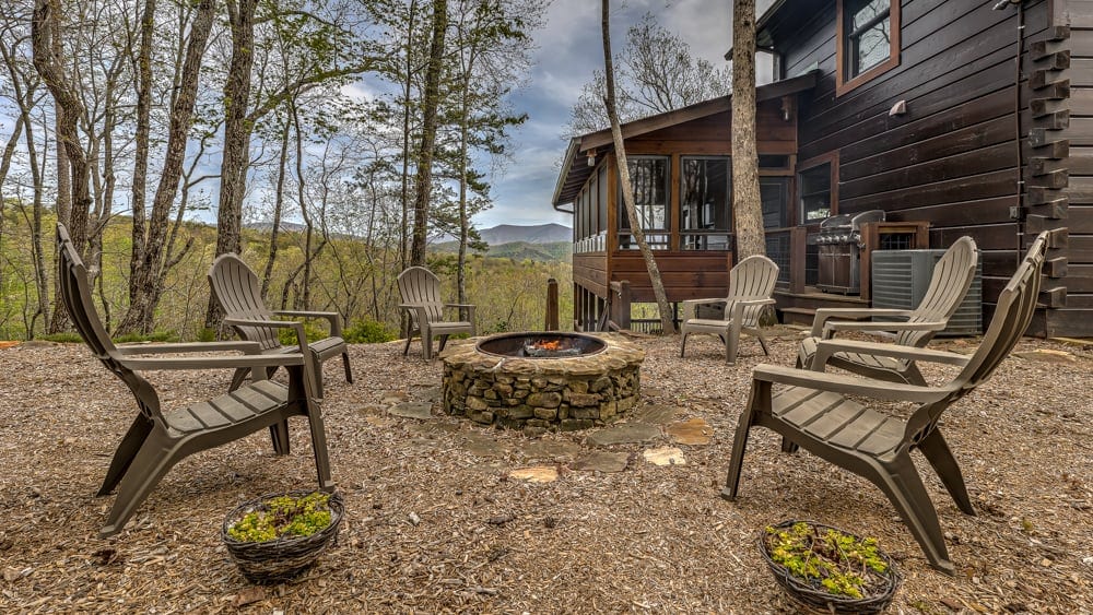 Moon Ridge Retreat - Pet Friendly | Mountain View | Fire Pit | Screened Porch | Gas Grill