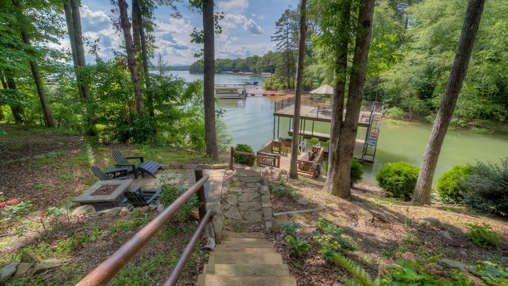 Property Image 2 - Southern Comfort- Lake Front | 2 Level Dock | Paved Roads and Driveway