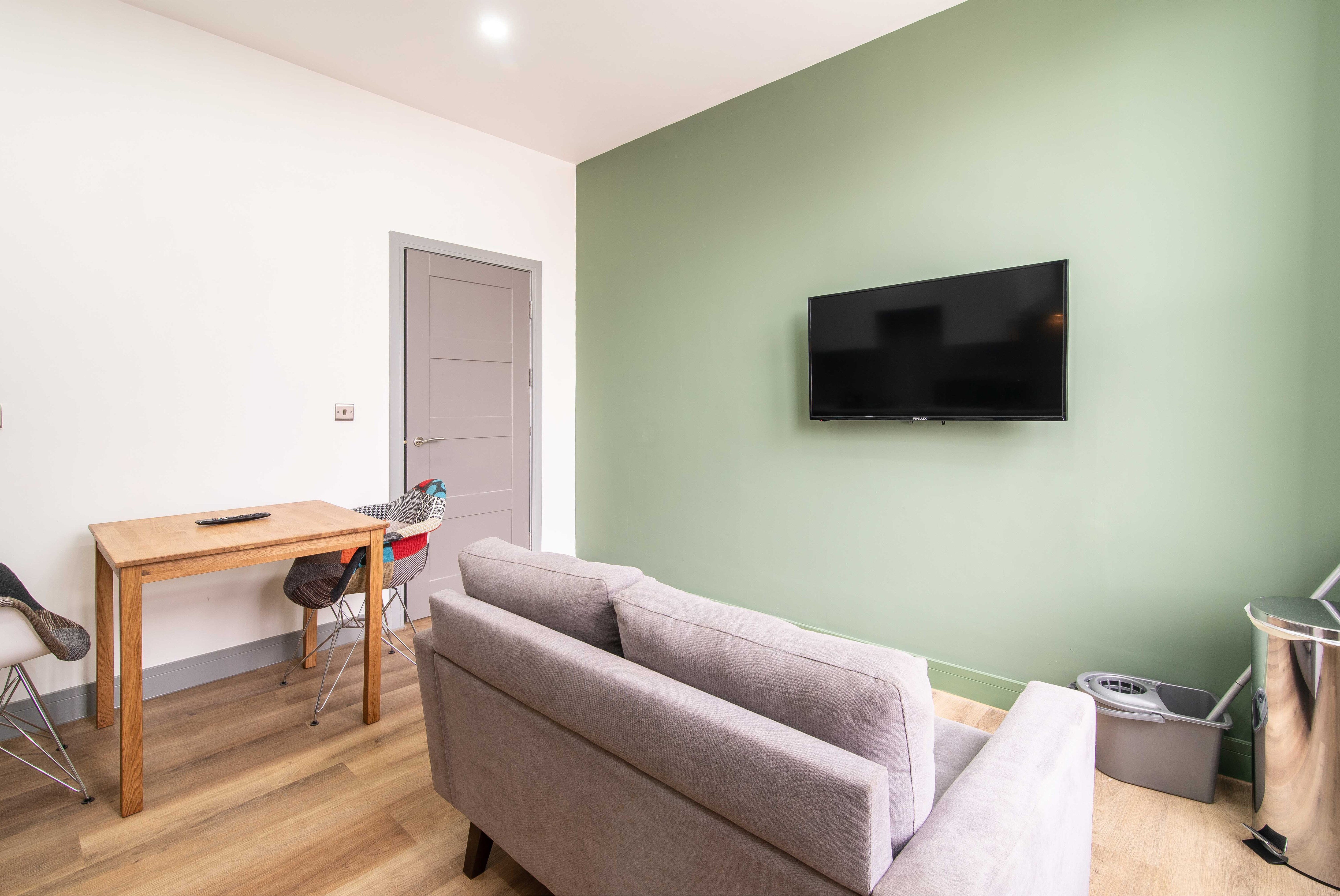 Charnwood St. Flat 3 - Suitable 2 Bed Apartment with Smart TV 