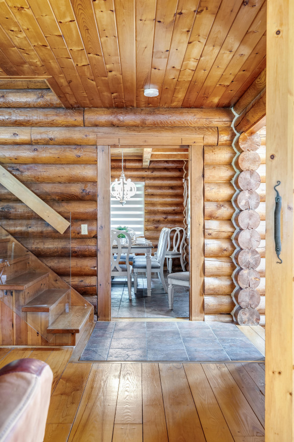 Beautiful Log House with Hot tub and Fire Pit