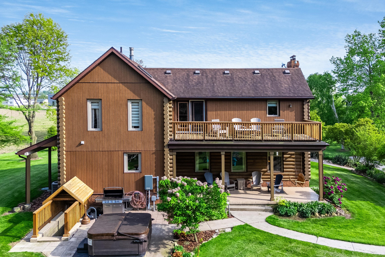 Property Image 2 - Beautiful Log House with Hot tub and Fire Pit