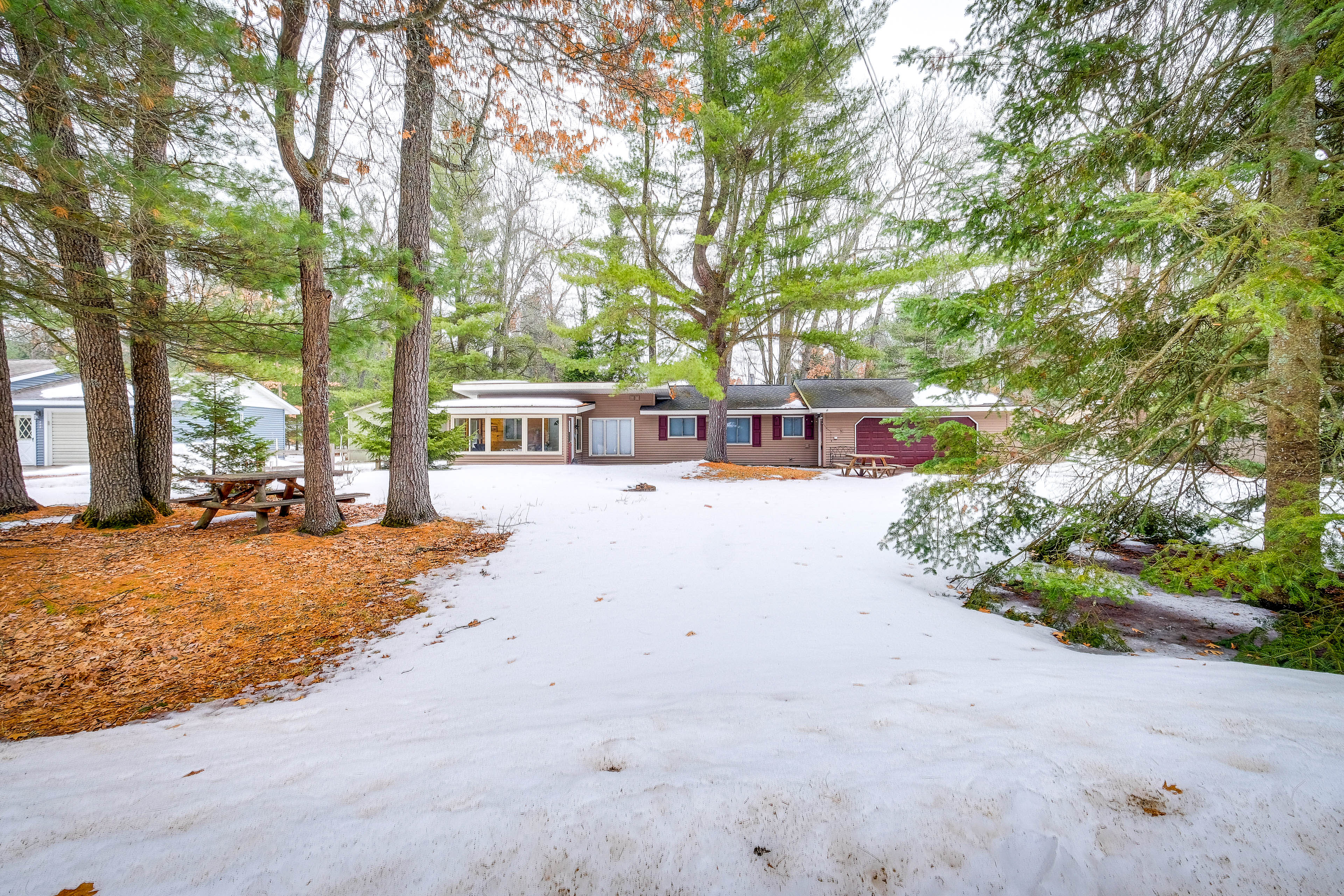 Cozy Cottage w/ Sunroom - Walk to Higgins Lake!