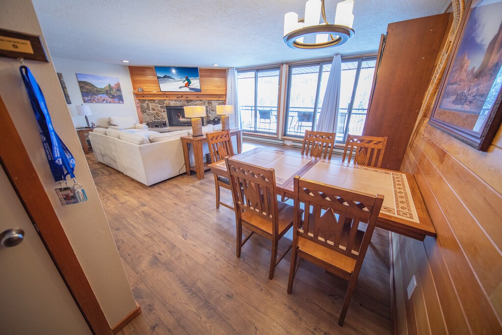 Oversized 1 bd condo in the Lakeside Village neighborhood