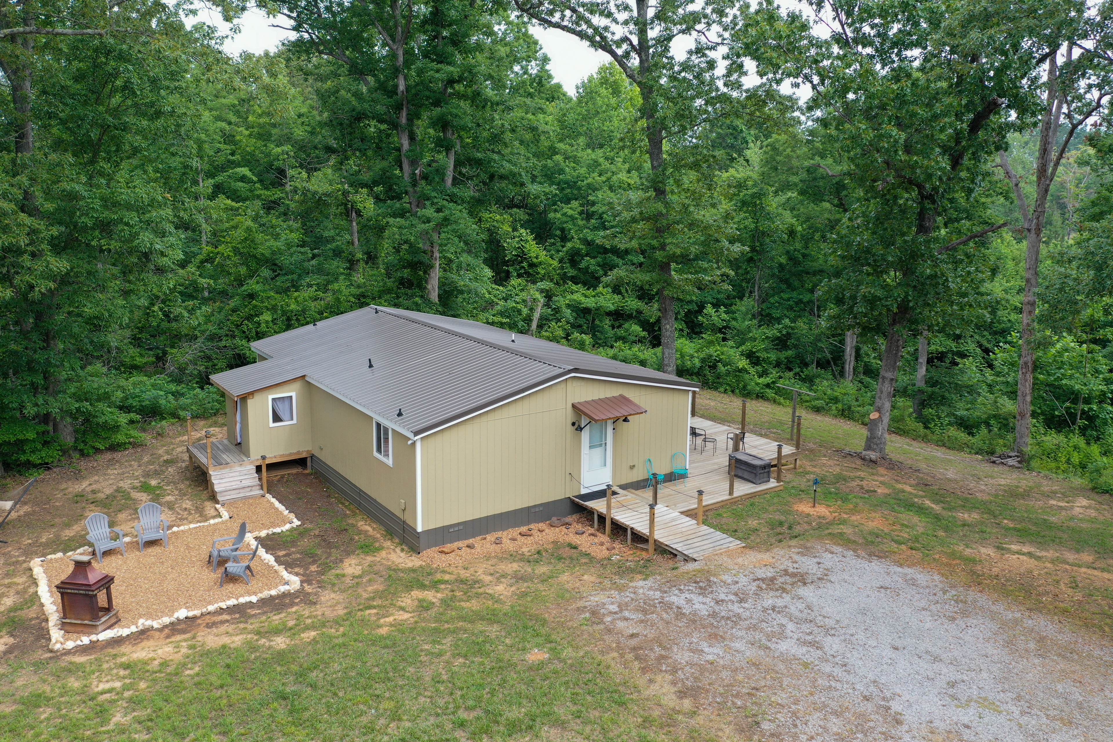 Buchanan Home w/ Deck, 4 Mi to Paris Landing!