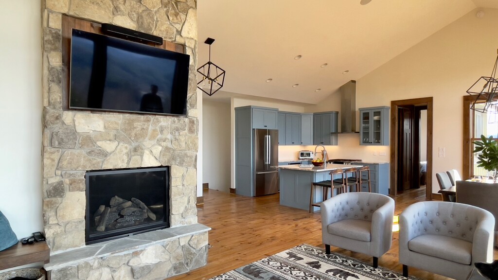 Golden Eagle Landing at Leatherwood Mountains